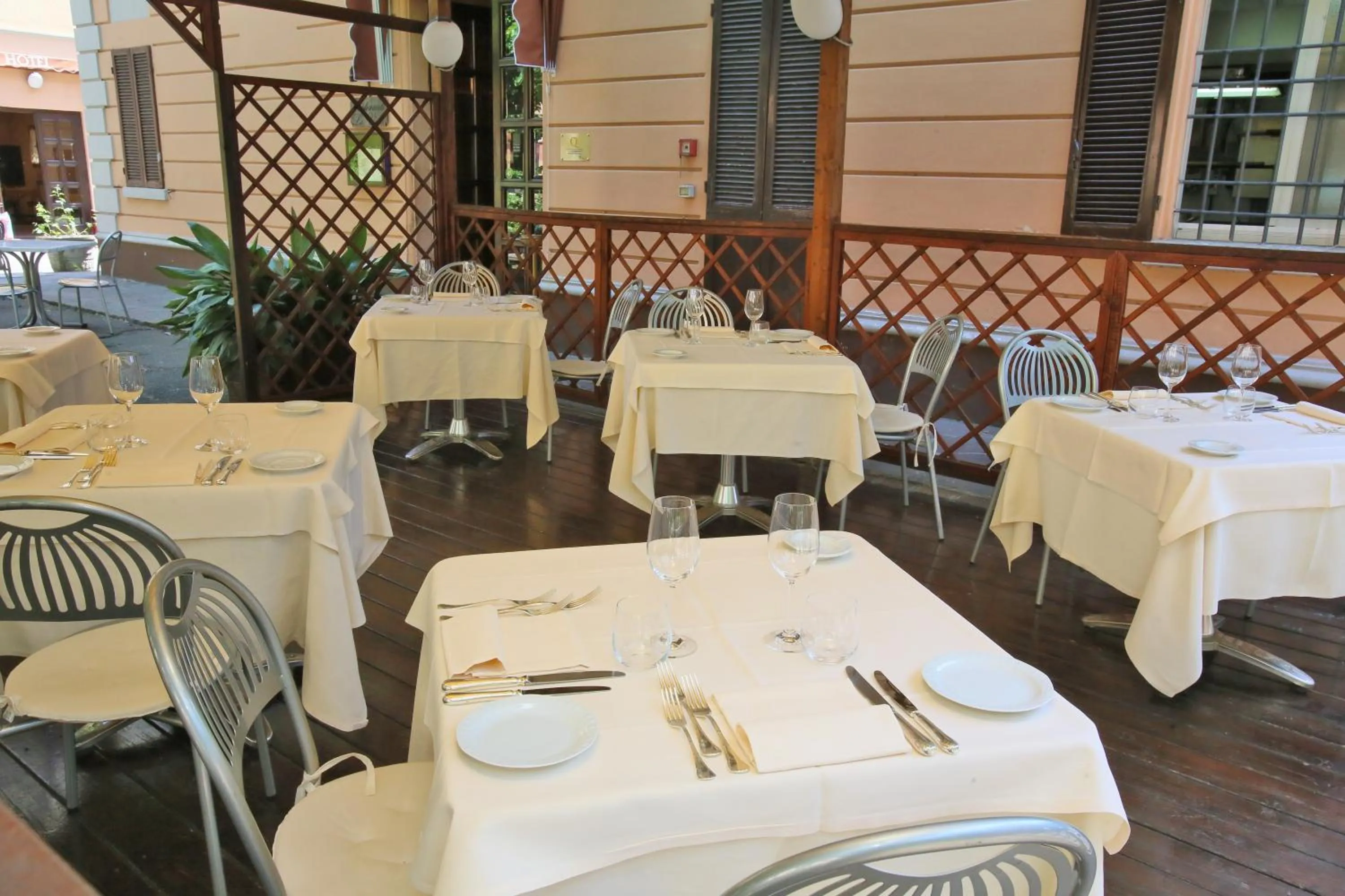 Restaurant/places to eat in Hotel Le Ville