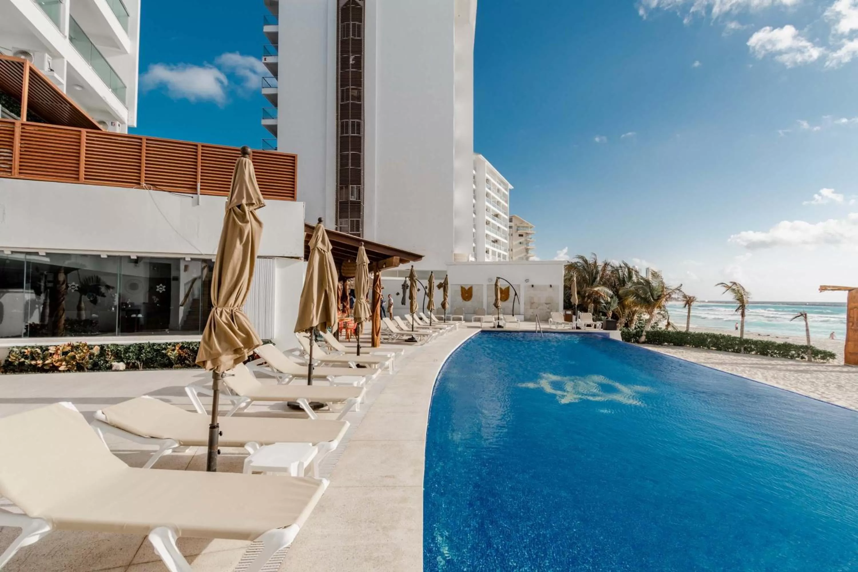 Swimming pool in Ocean Dream Cancun by GuruHotel