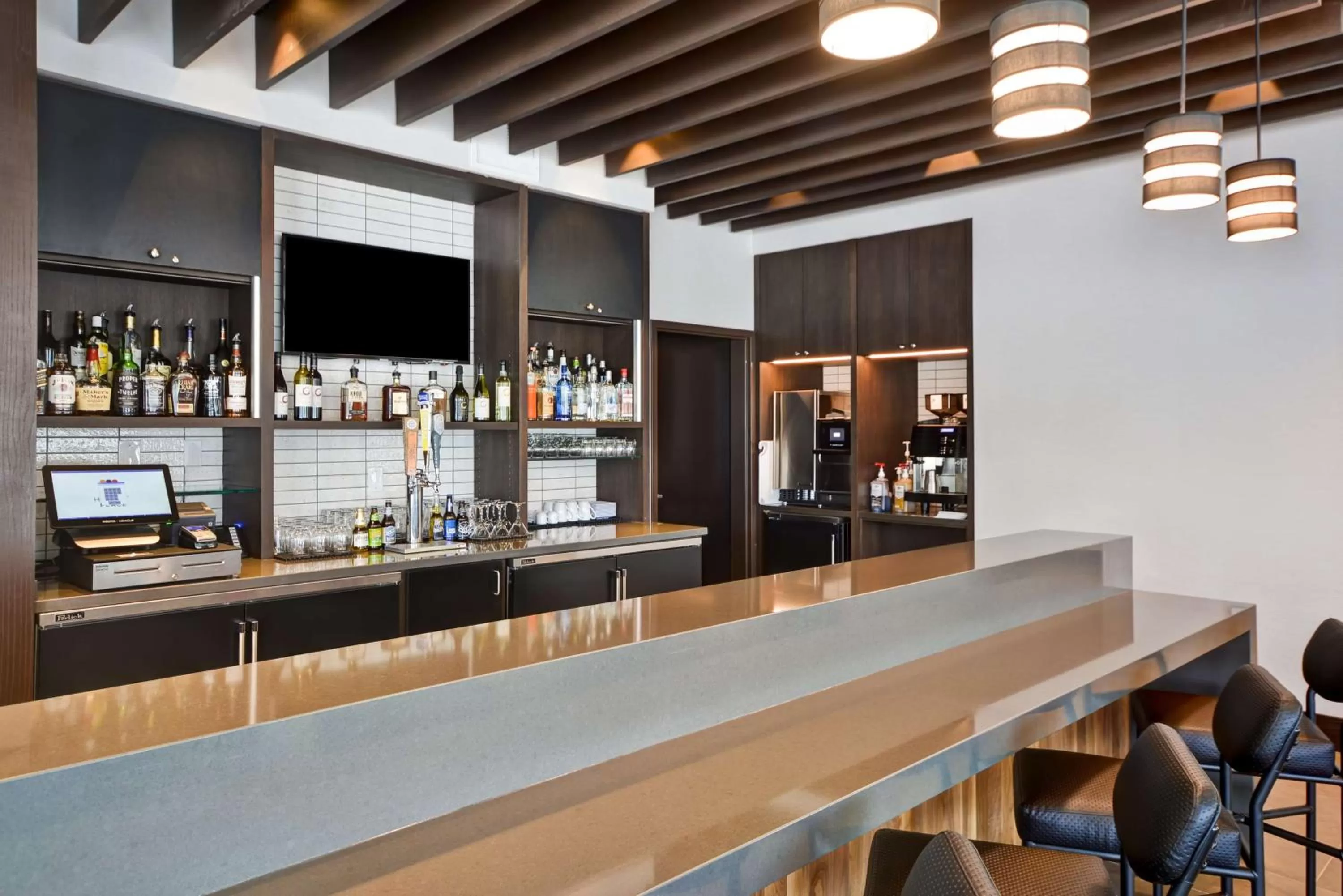 Lounge or bar in Hyatt Place Fresno