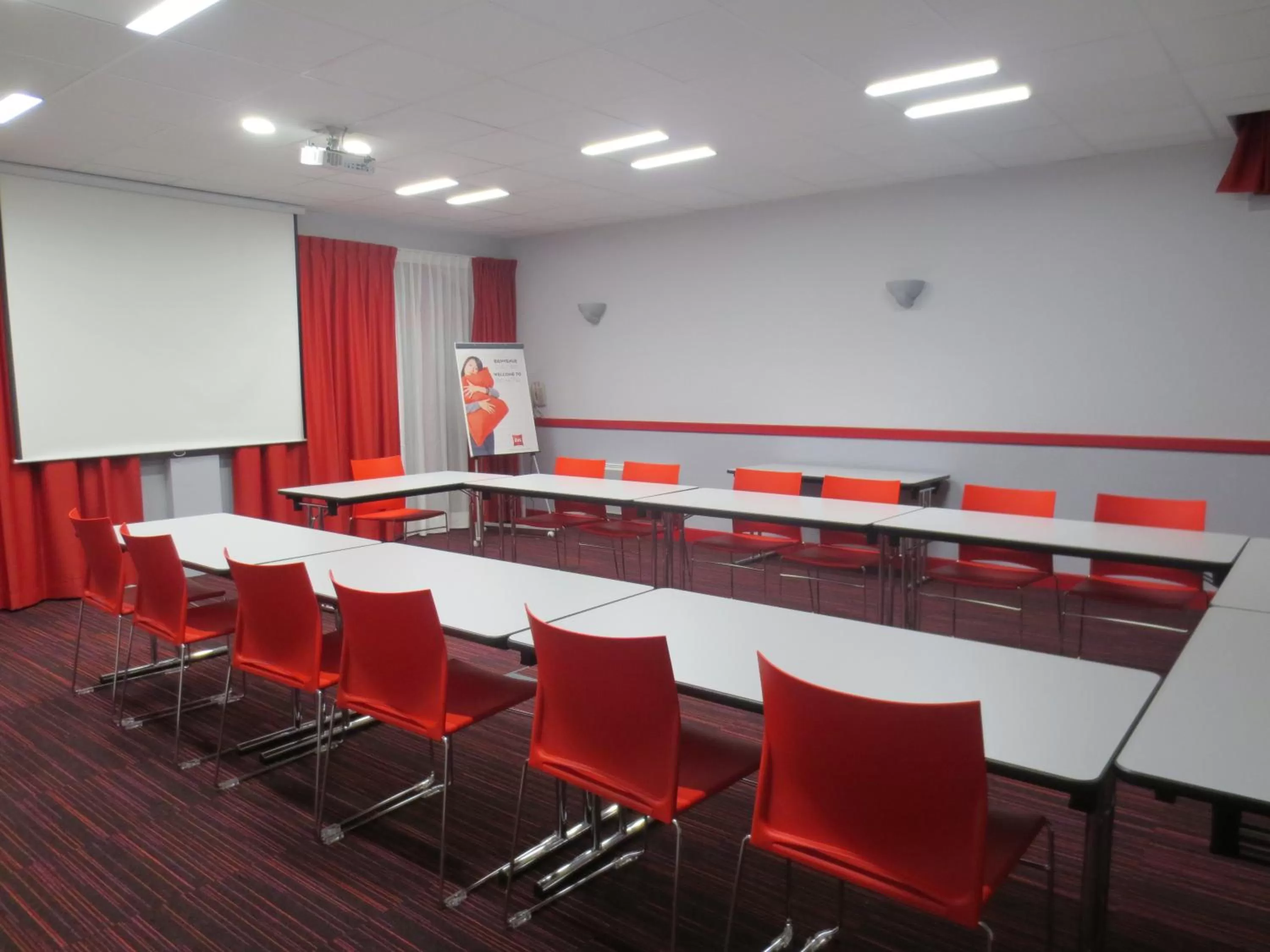 Communal lounge/ TV room in ibis Beaune Centre