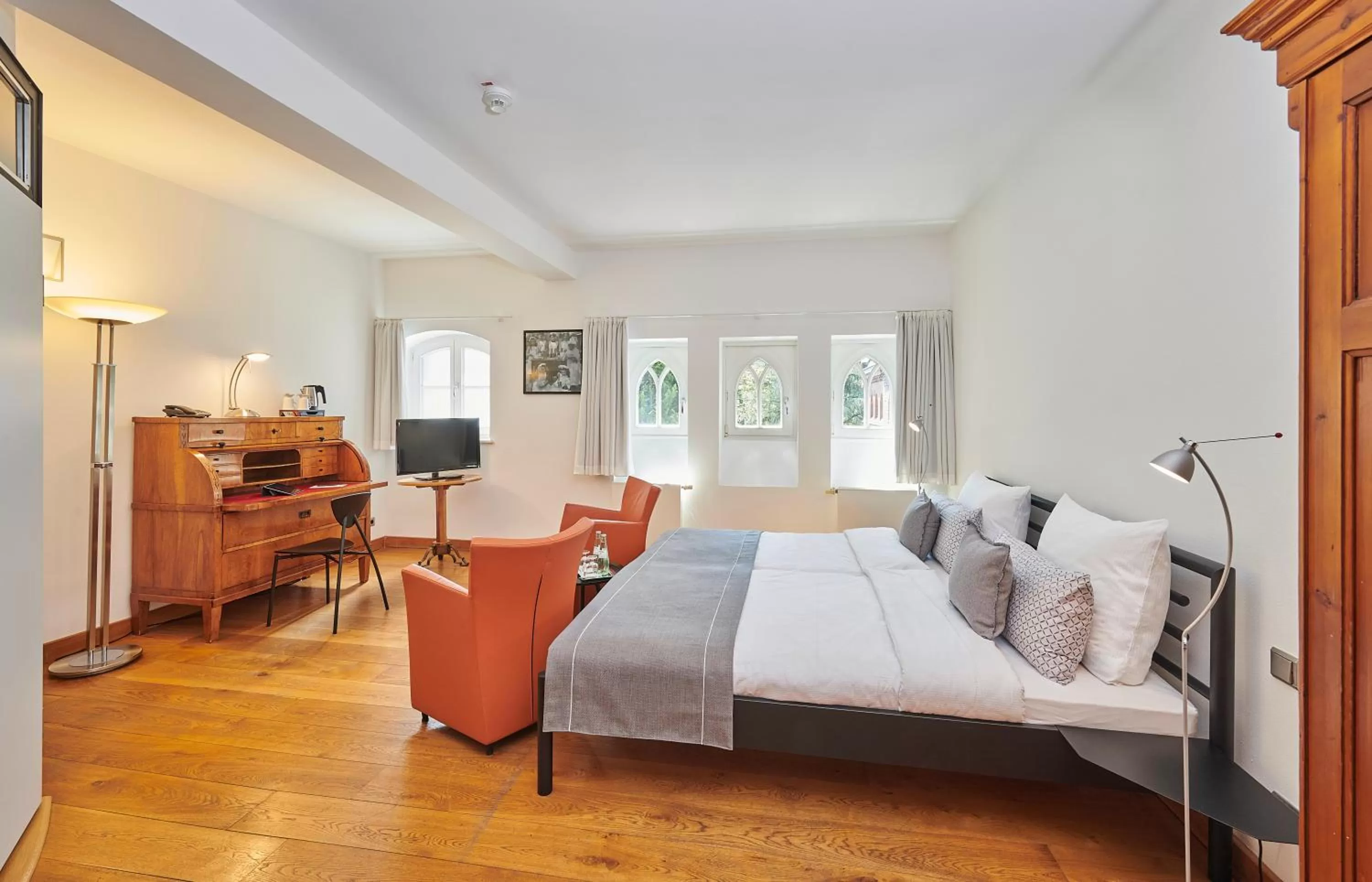 Photo of the whole room, Bed in Hotel Mutterhaus Düsseldorf