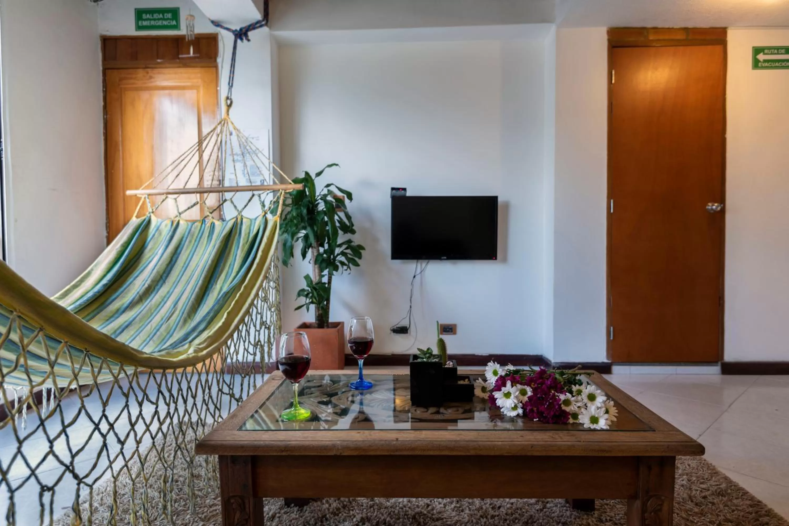 TV and multimedia, TV/Entertainment Center in Poblado Guest House