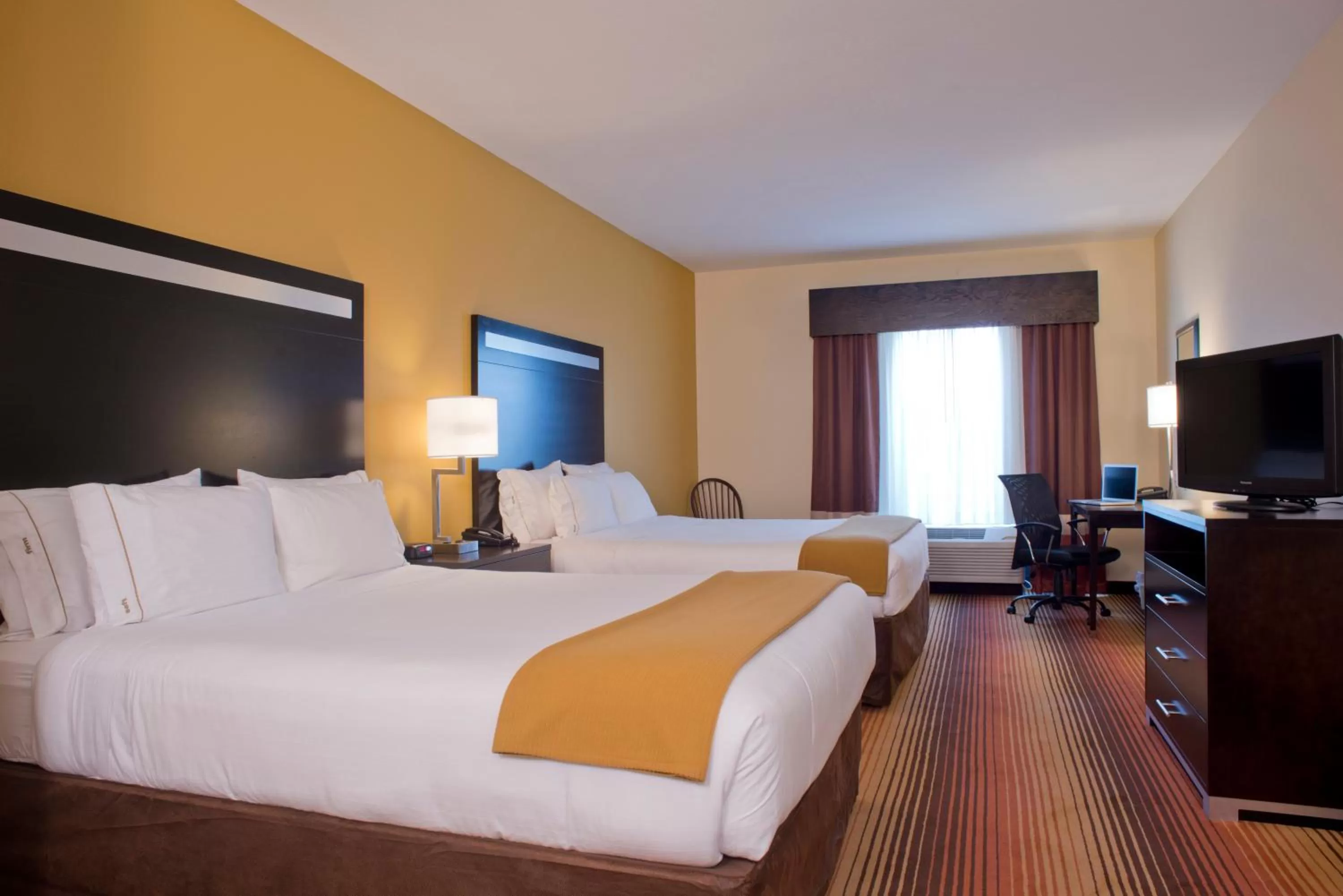 Photo of the whole room, Bed in Holiday Inn Express Hotel & Suites Prattville South by IHG