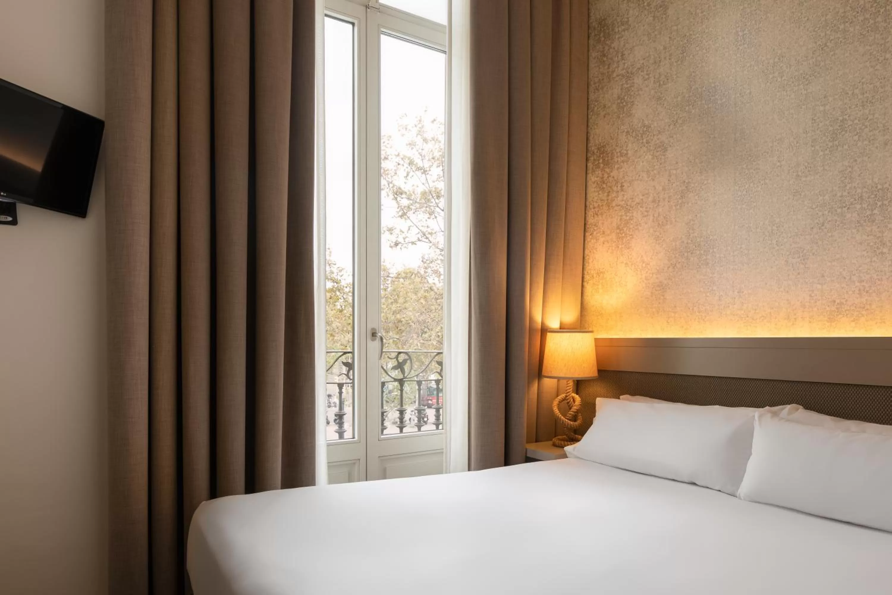 Bedroom, Bed in Duquesa Suites Landmark Hotel by Grup Duquessa