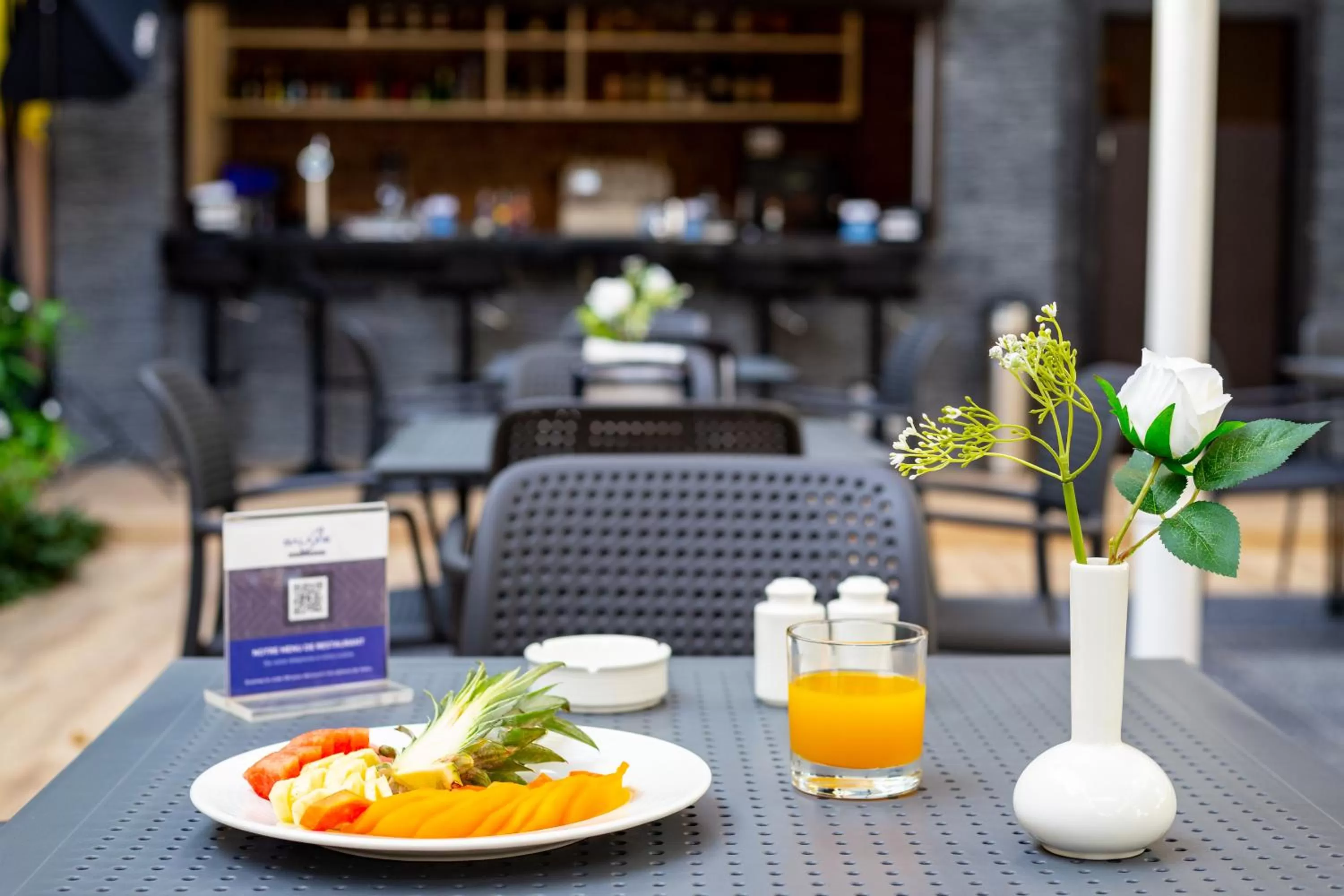 Restaurant/places to eat in Silver Moon Hotel