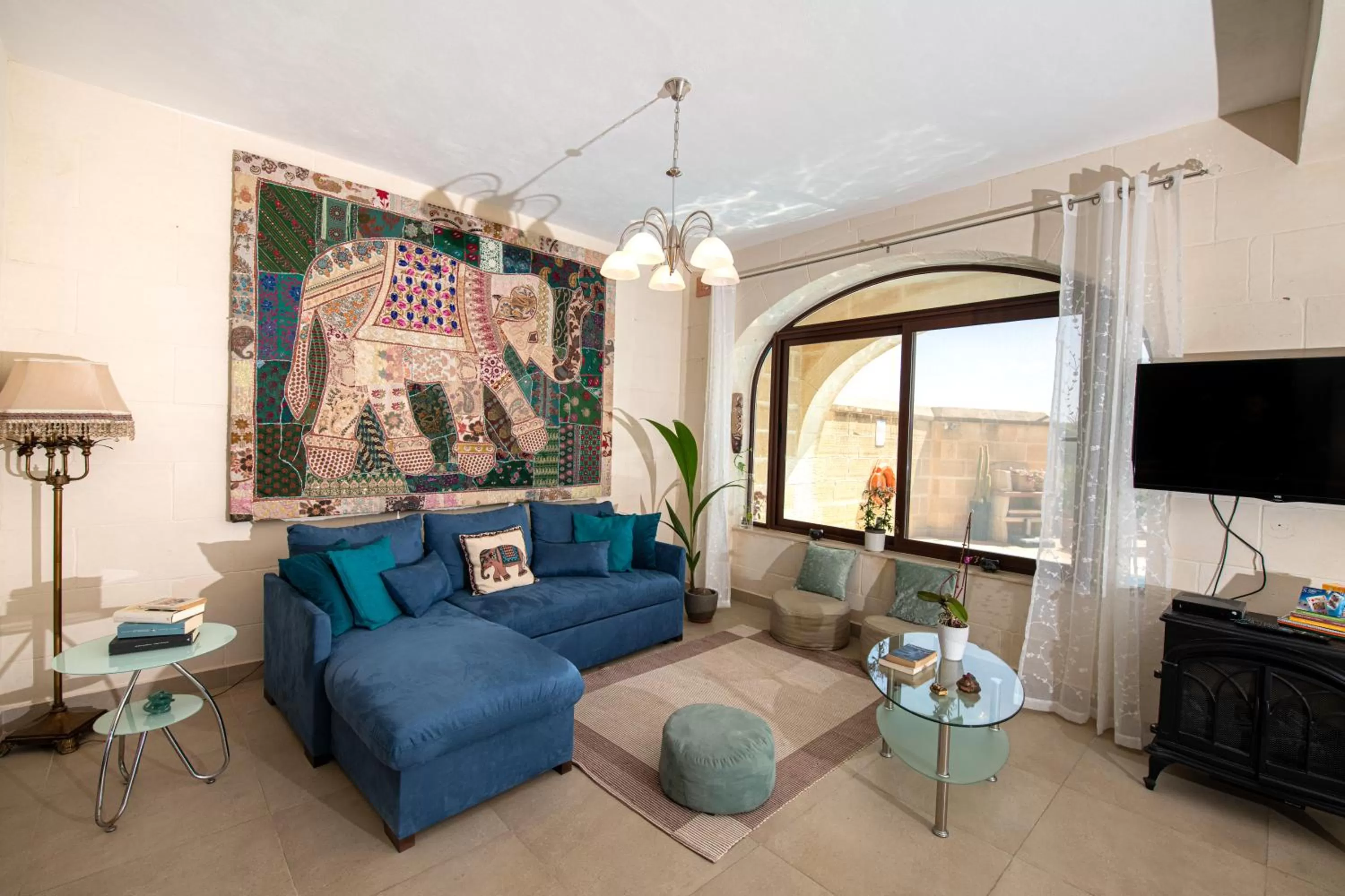 Communal lounge/ TV room in Ta’ Giljan B&B Gozo