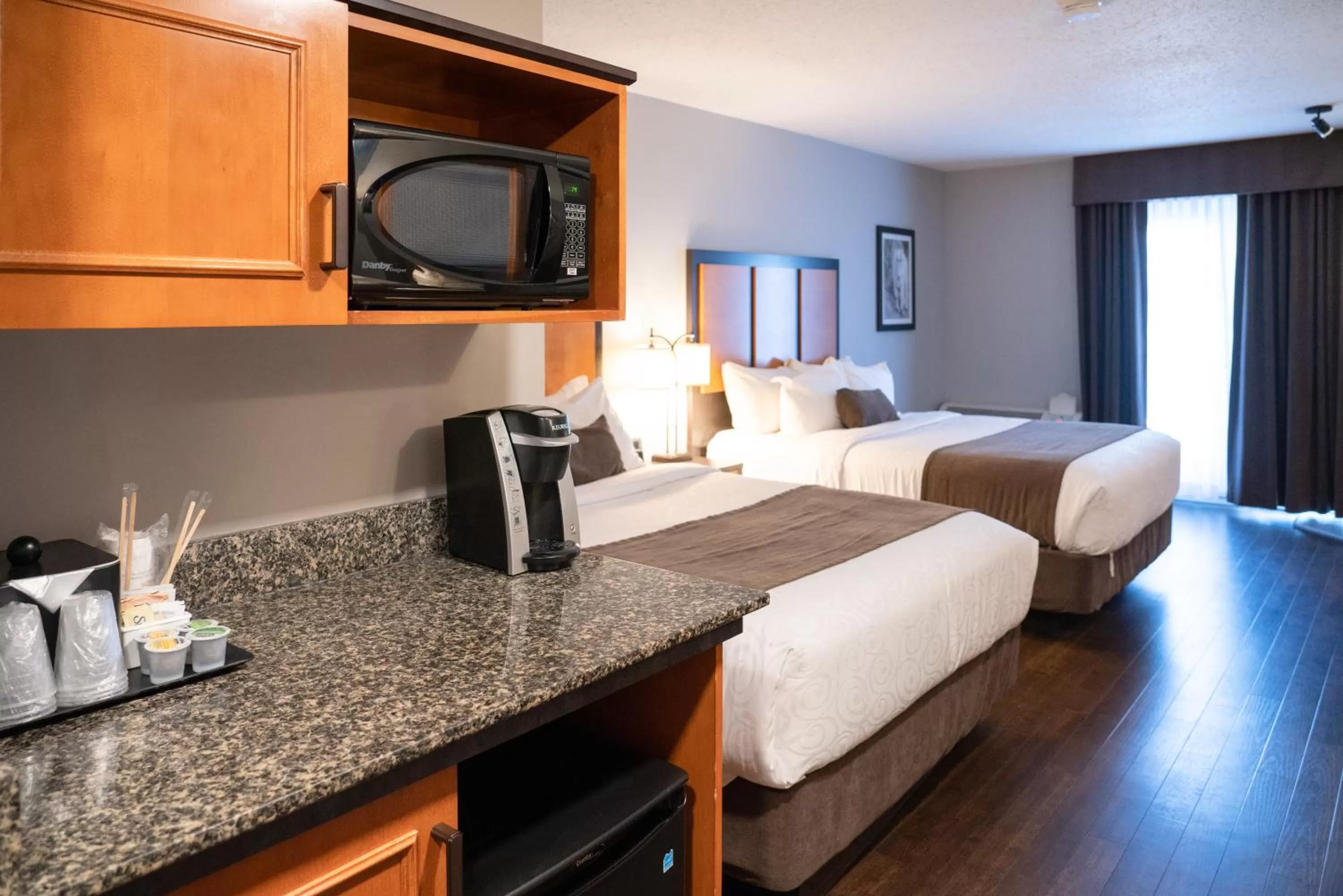 Kitchen or kitchenette, Bed in Pocaterra Inn & Waterslide