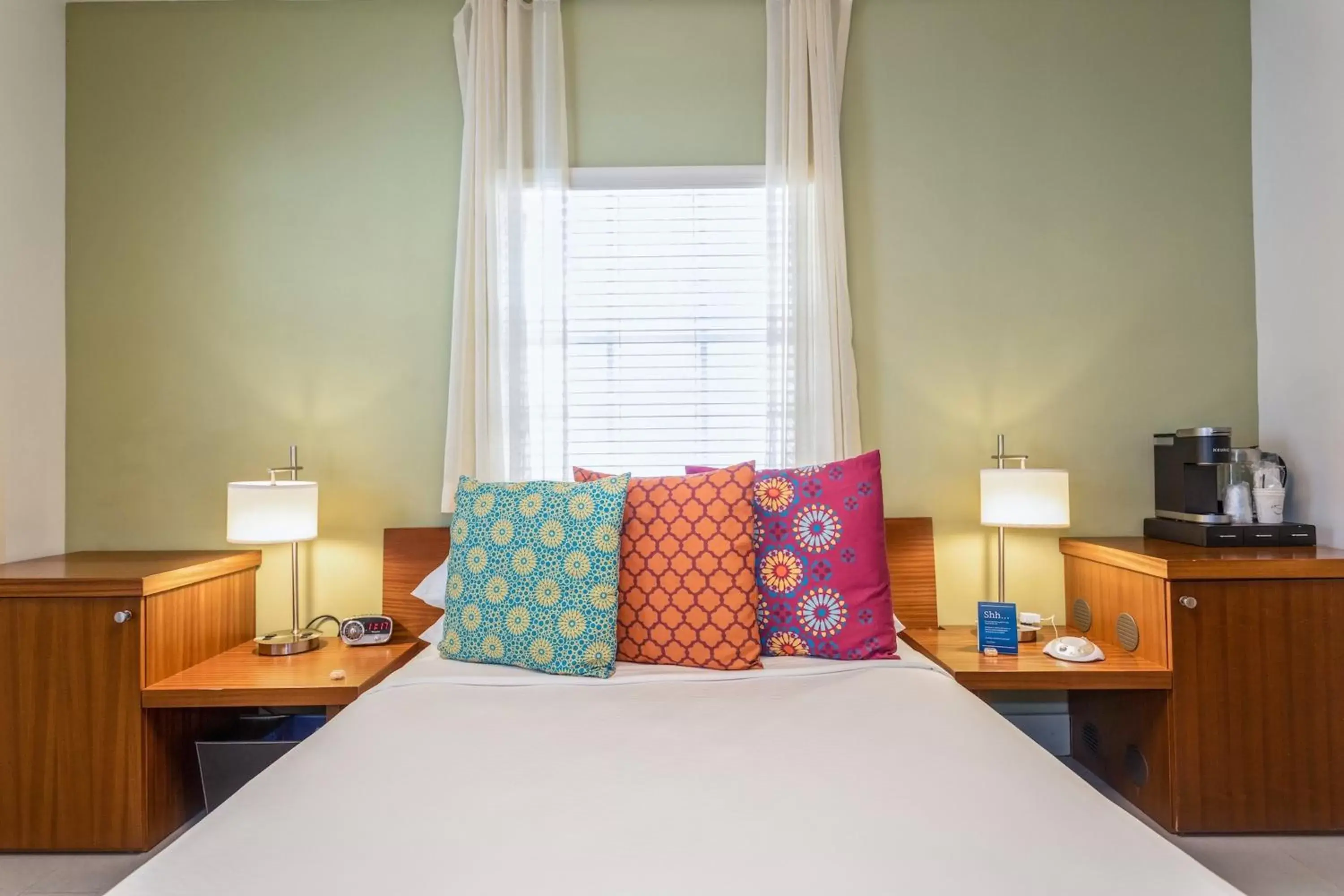 Handicap Accessible Queen Rooms (Self Check-in with Virtual Front Desk) in Kasa El Paseo Miami Beach Handicap Accessible Queen Rooms (Self Check-in with Virtual Front Desk) in Kasa El Paseo Miami Beach