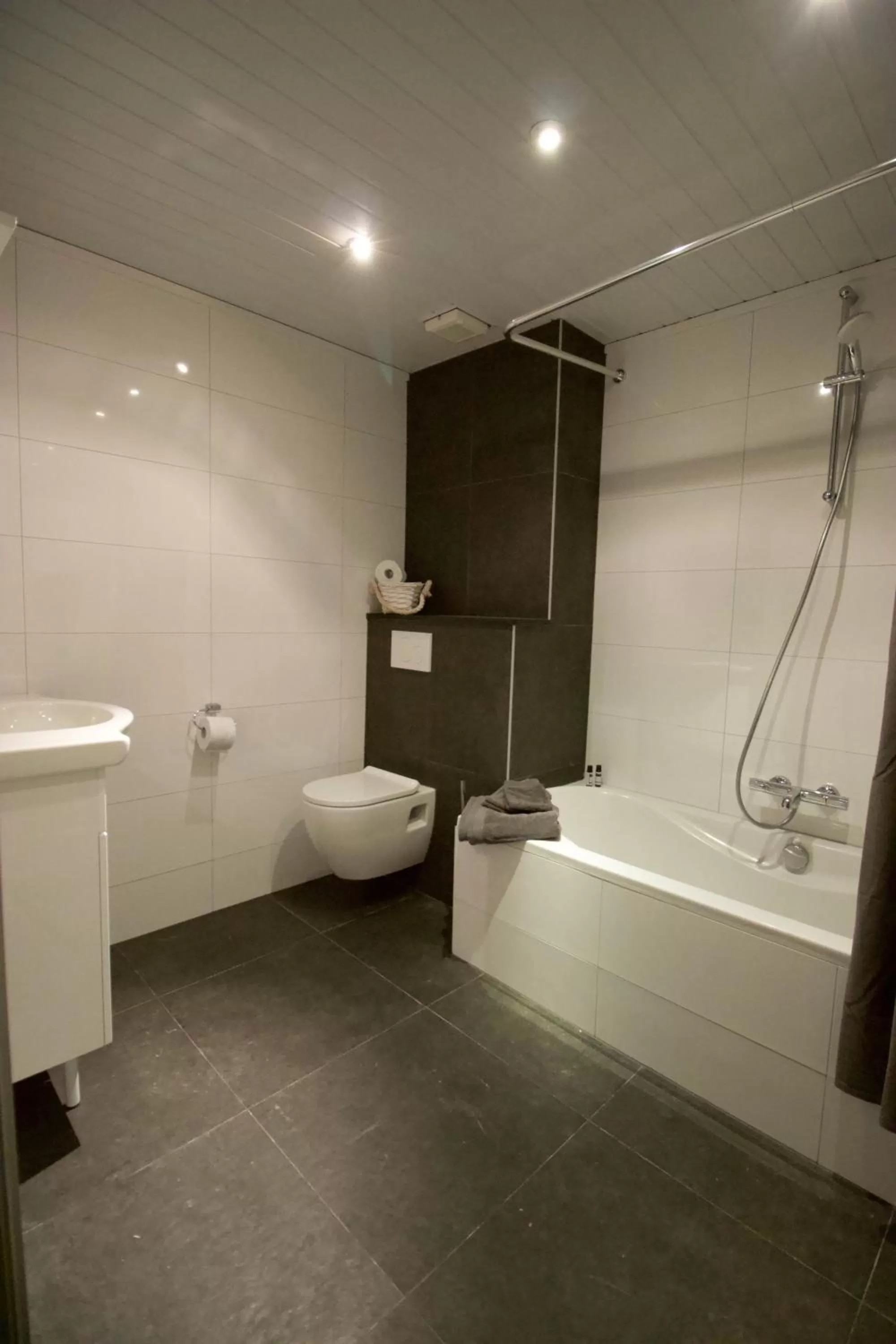 Toilet, Bathroom in Hotel Brasserie de Kroon