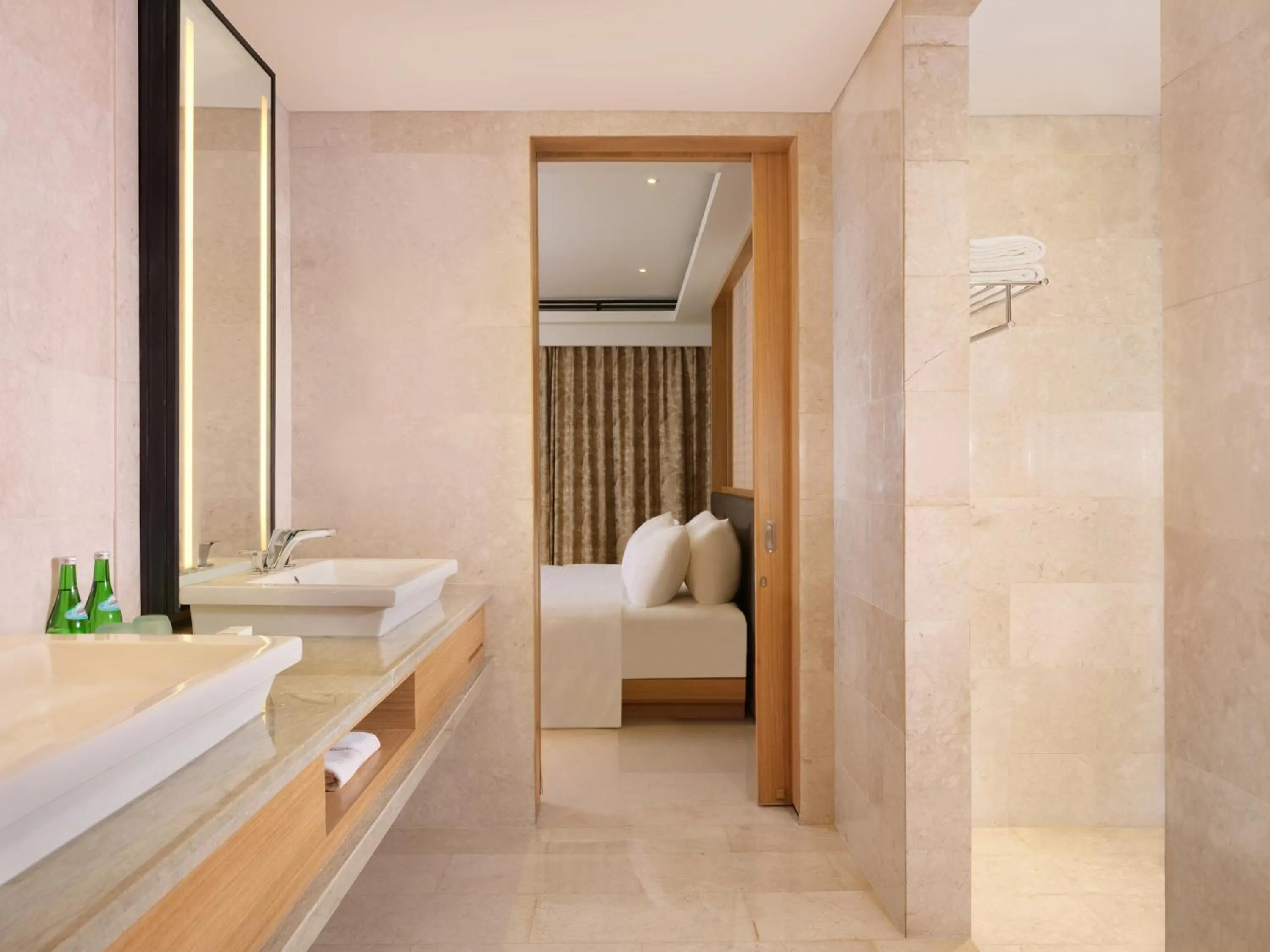 Bathroom, Bed in Hotel Santika Premiere Bandara Palembang