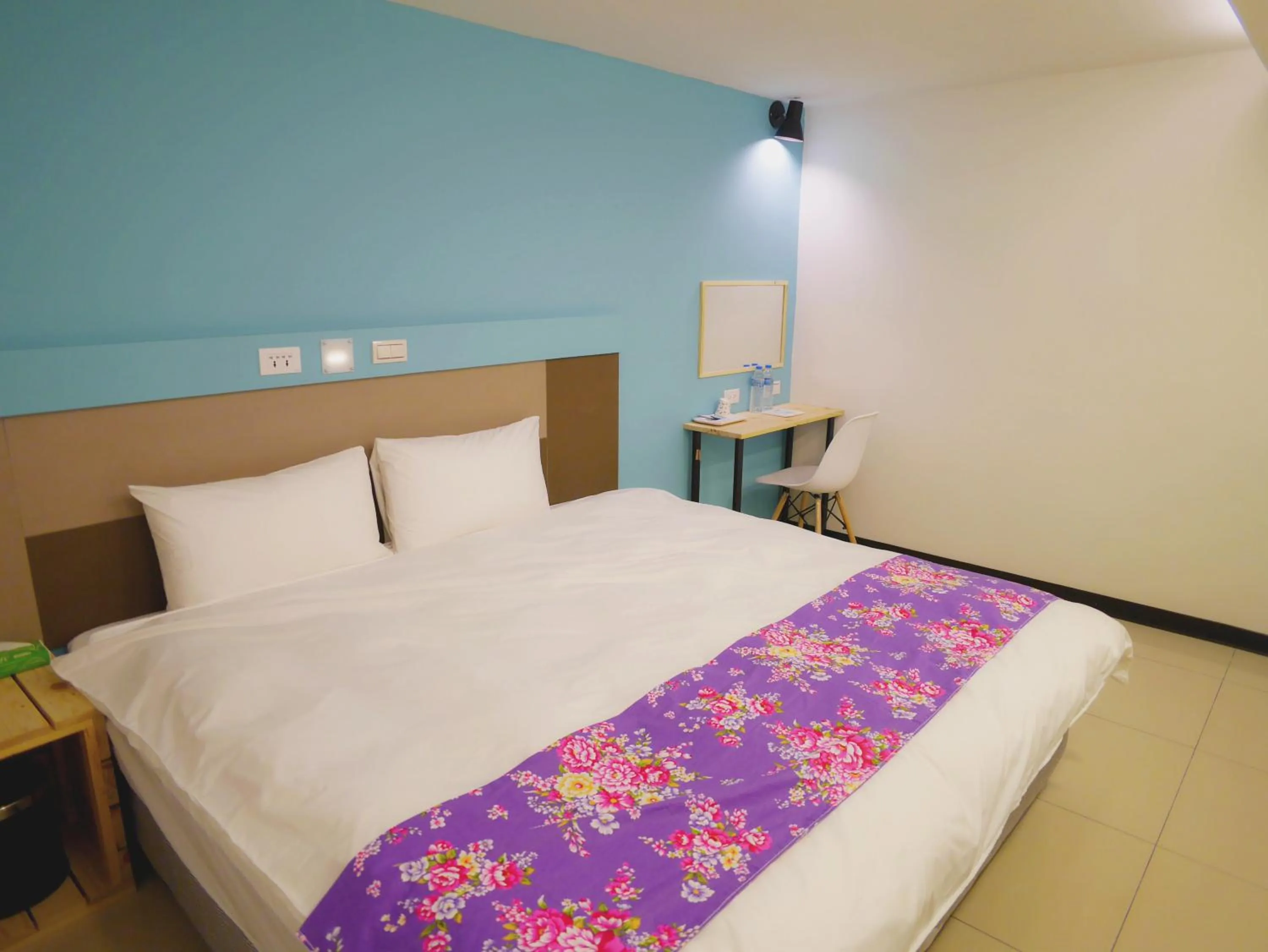 Bed in Good Night Hotel