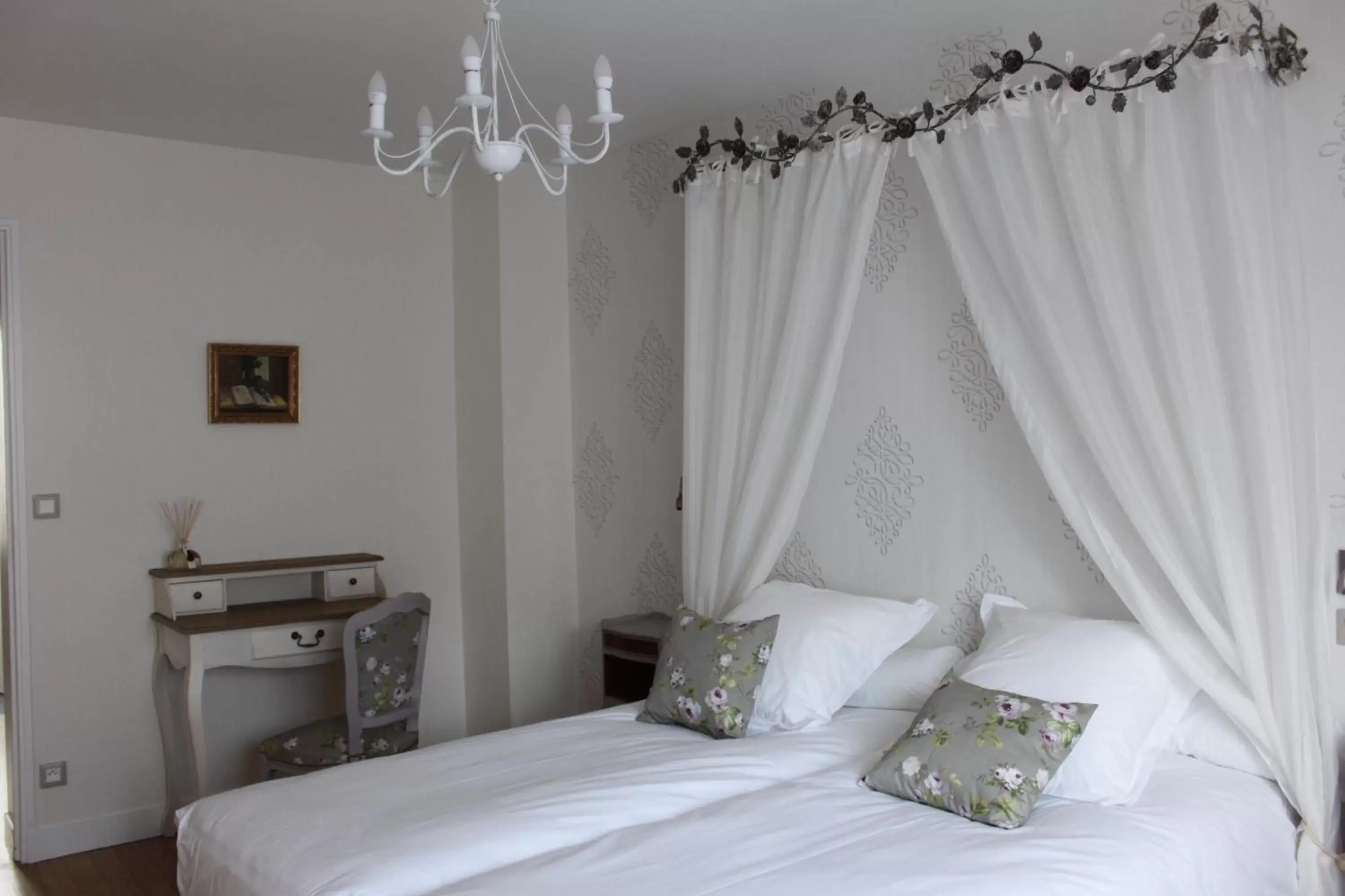 Superior Double or Twin Room with City View - single occupancy in Au Coeur De Beauvais Superior Double or Twin Room with City View - single occupancy in Au Coeur De Beauvais