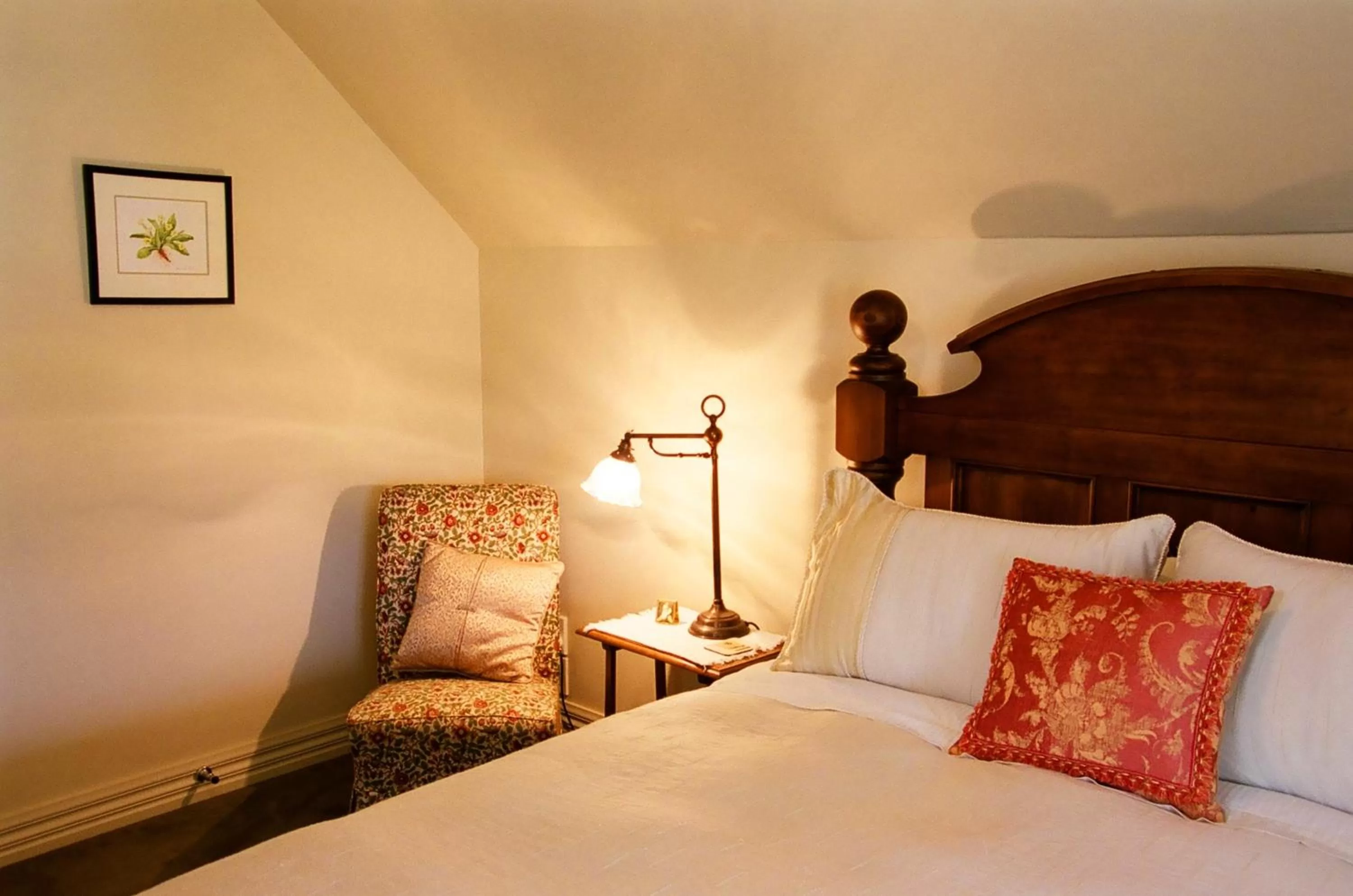 Seating area, Bed in Anglesea House Inn