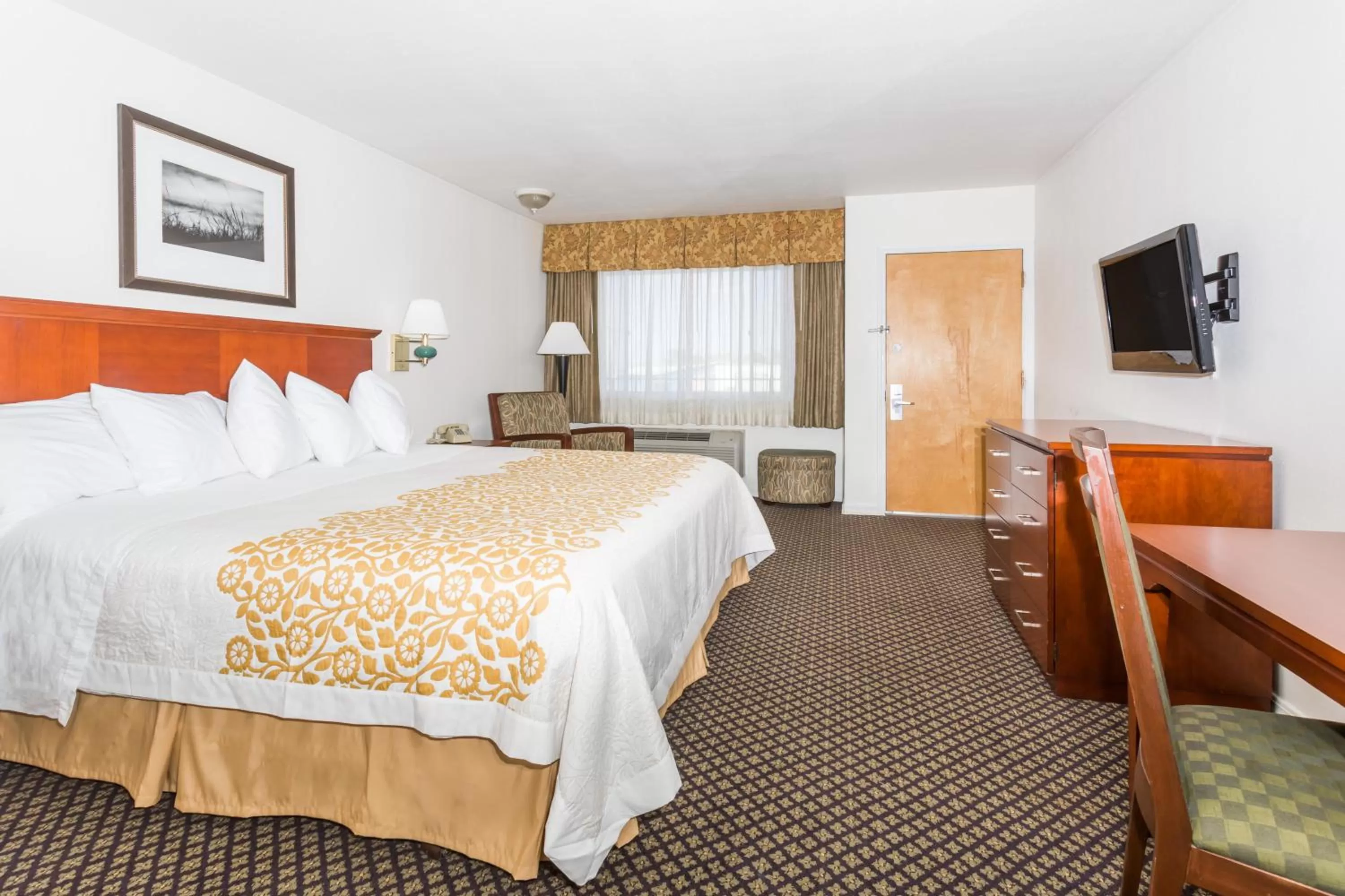 Photo of the whole room, Bed in Days Inn by Wyndham Kimball