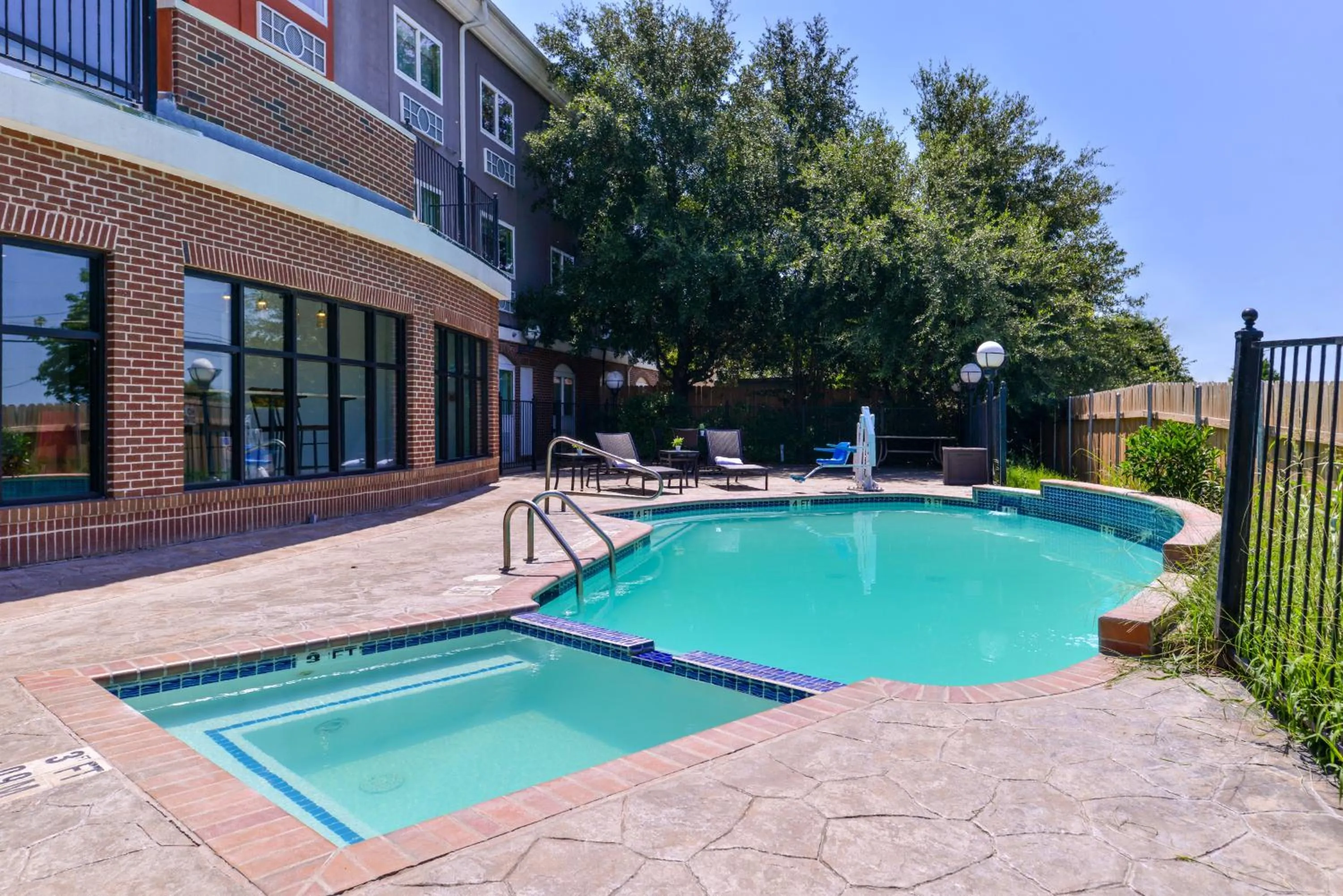 Swimming pool in Holiday Inn Express Hotel & Suites Elgin by IHG