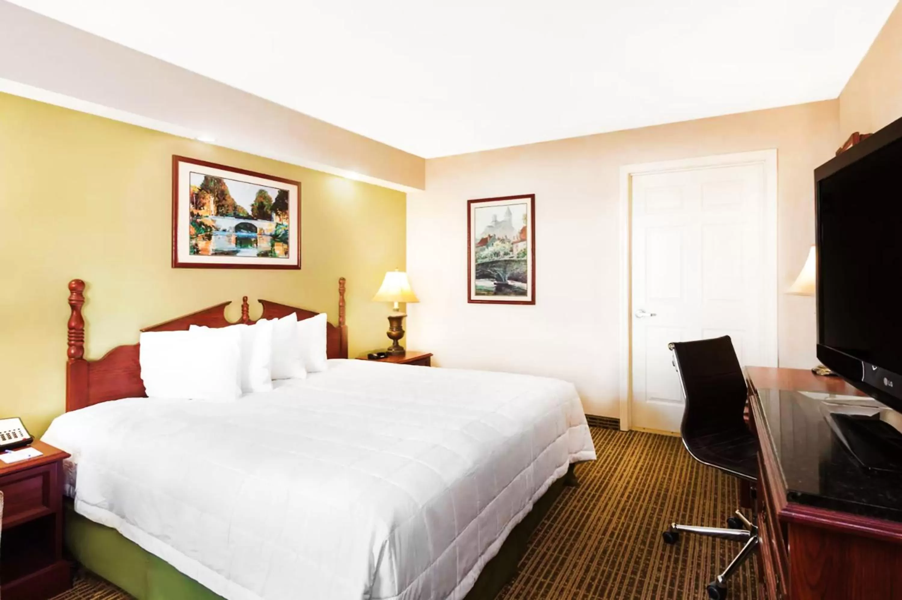 Bed in Baymont by Wyndham Tullahoma