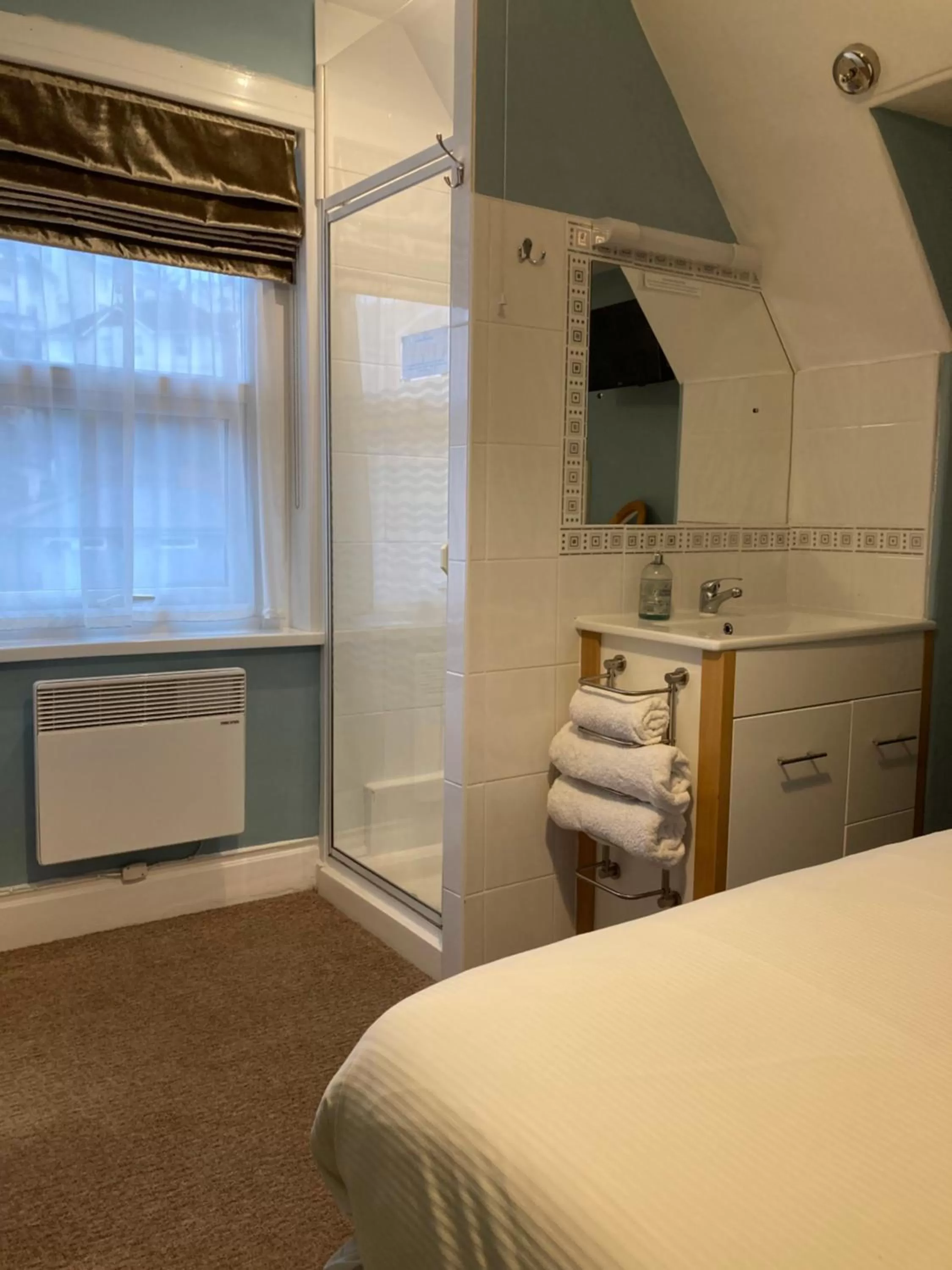 Shower, Bed in The Wentworth Guest House