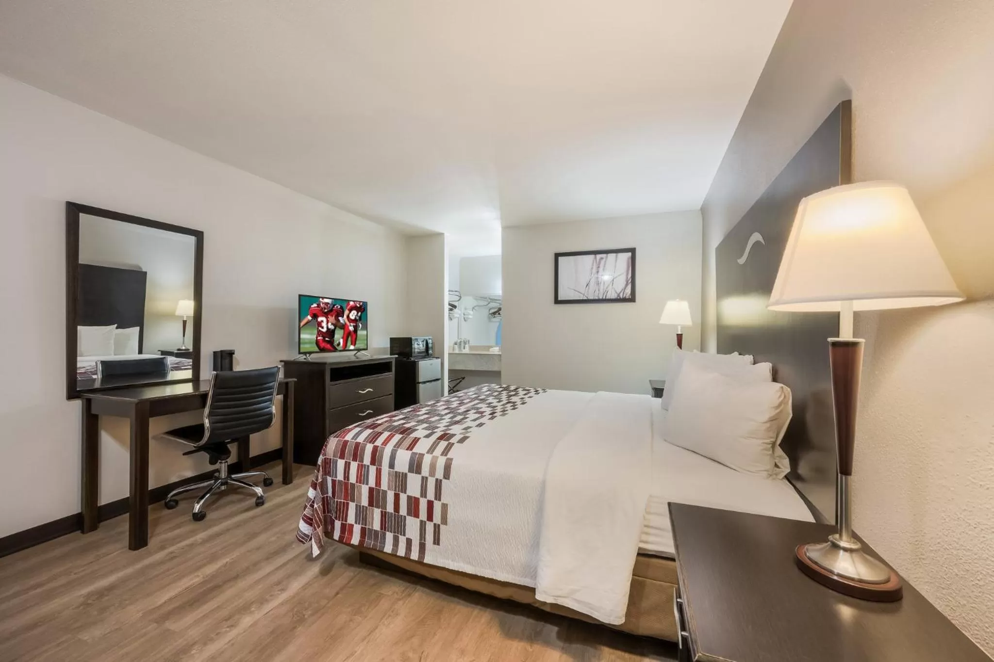 Photo of the whole room, Bed in Red Roof Inn College Station