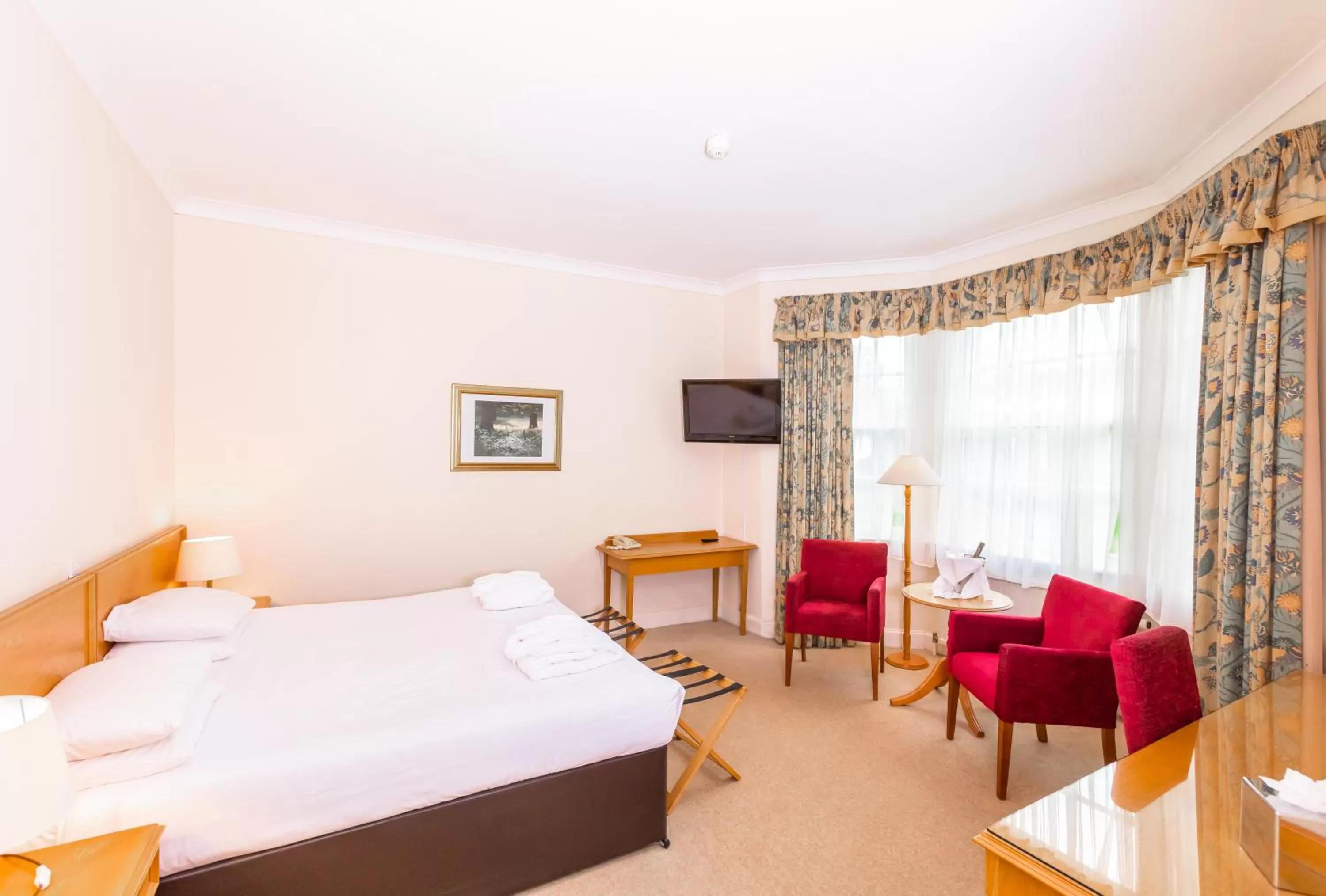 Bedroom, Bed in Green Hotel