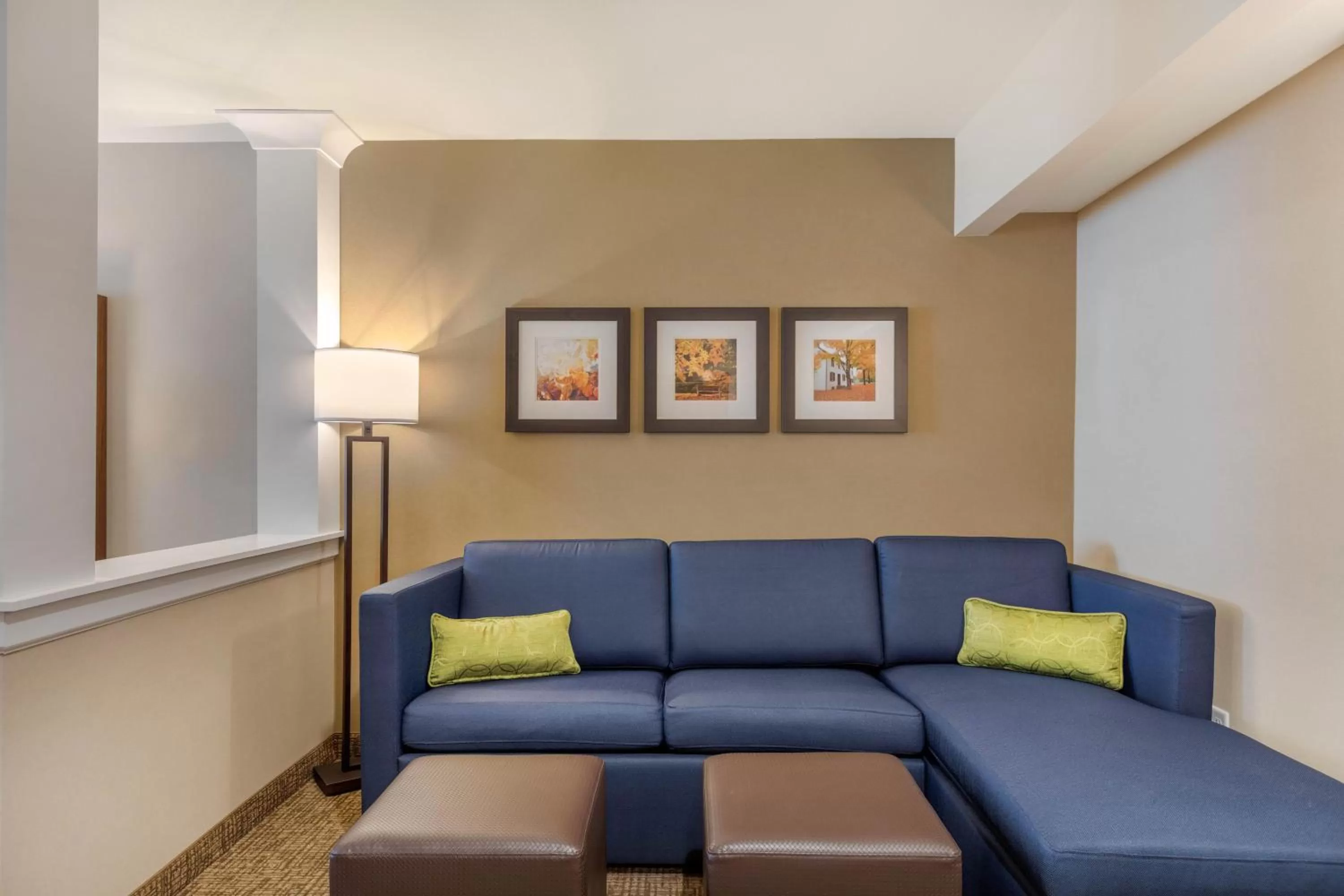 Seating area in Comfort Inn & Suites Schenectady - Scotia