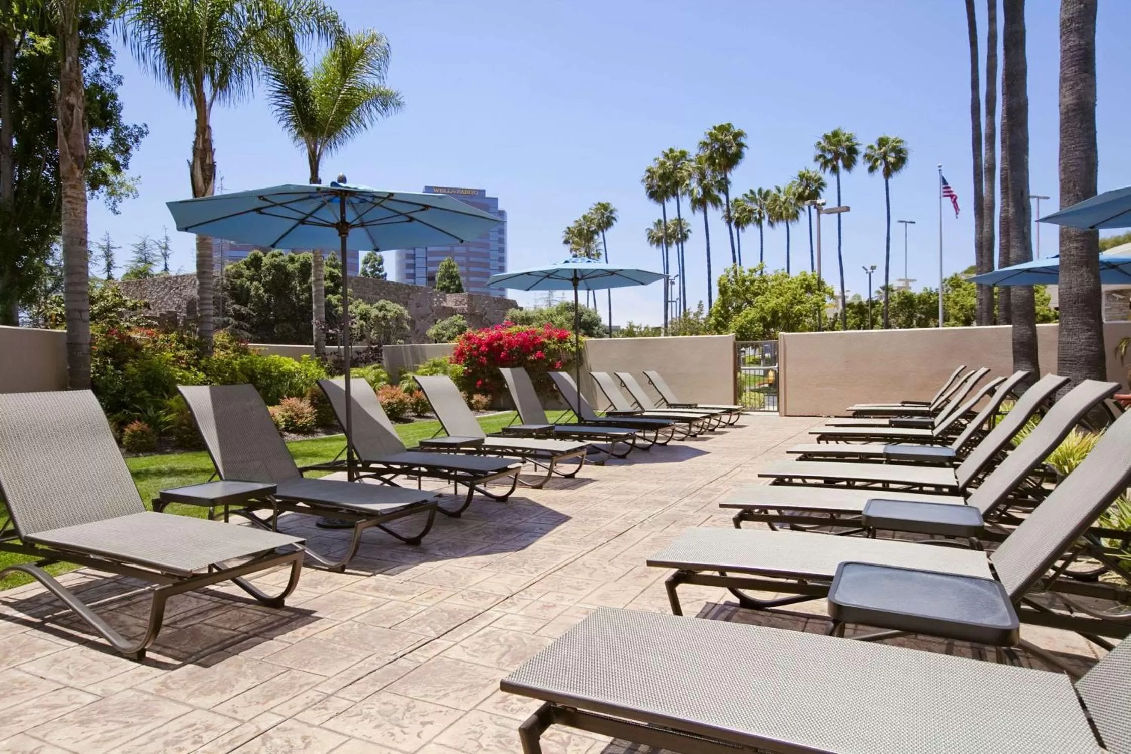 Patio in Embassy Suites by Hilton San Diego La Jolla