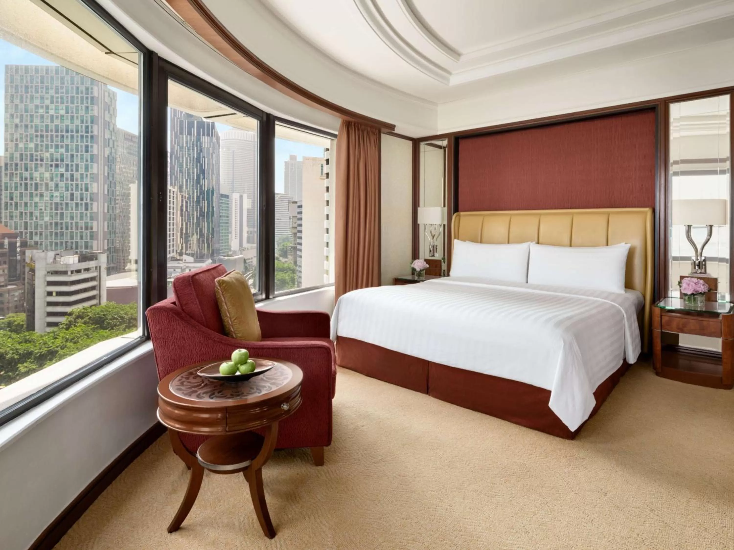 Bedroom, Bed in Shangri-La Kuala Lumpur