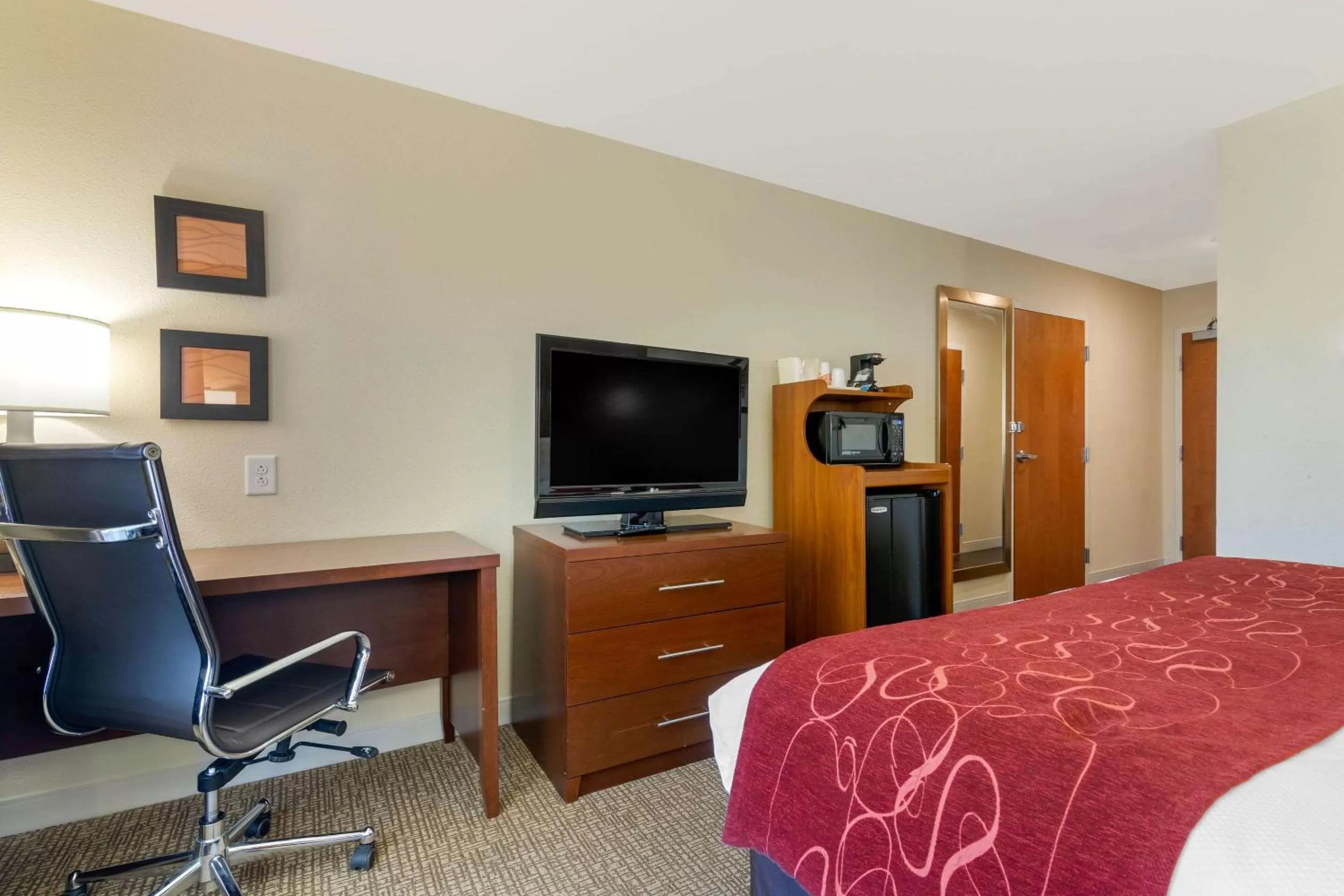 Photo of the whole room, Bed in Comfort Inn & Suites Macon West