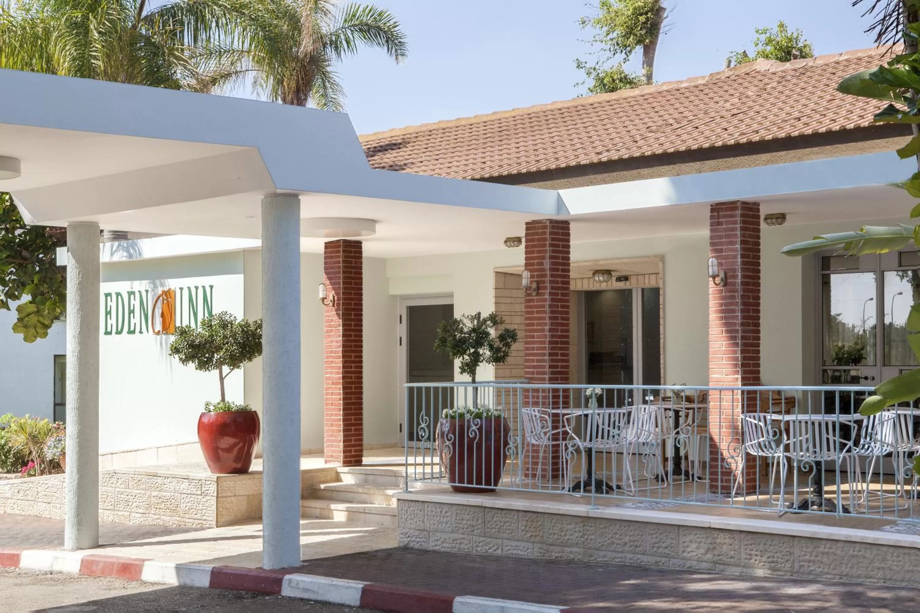 Facade/entrance in Eden Inn