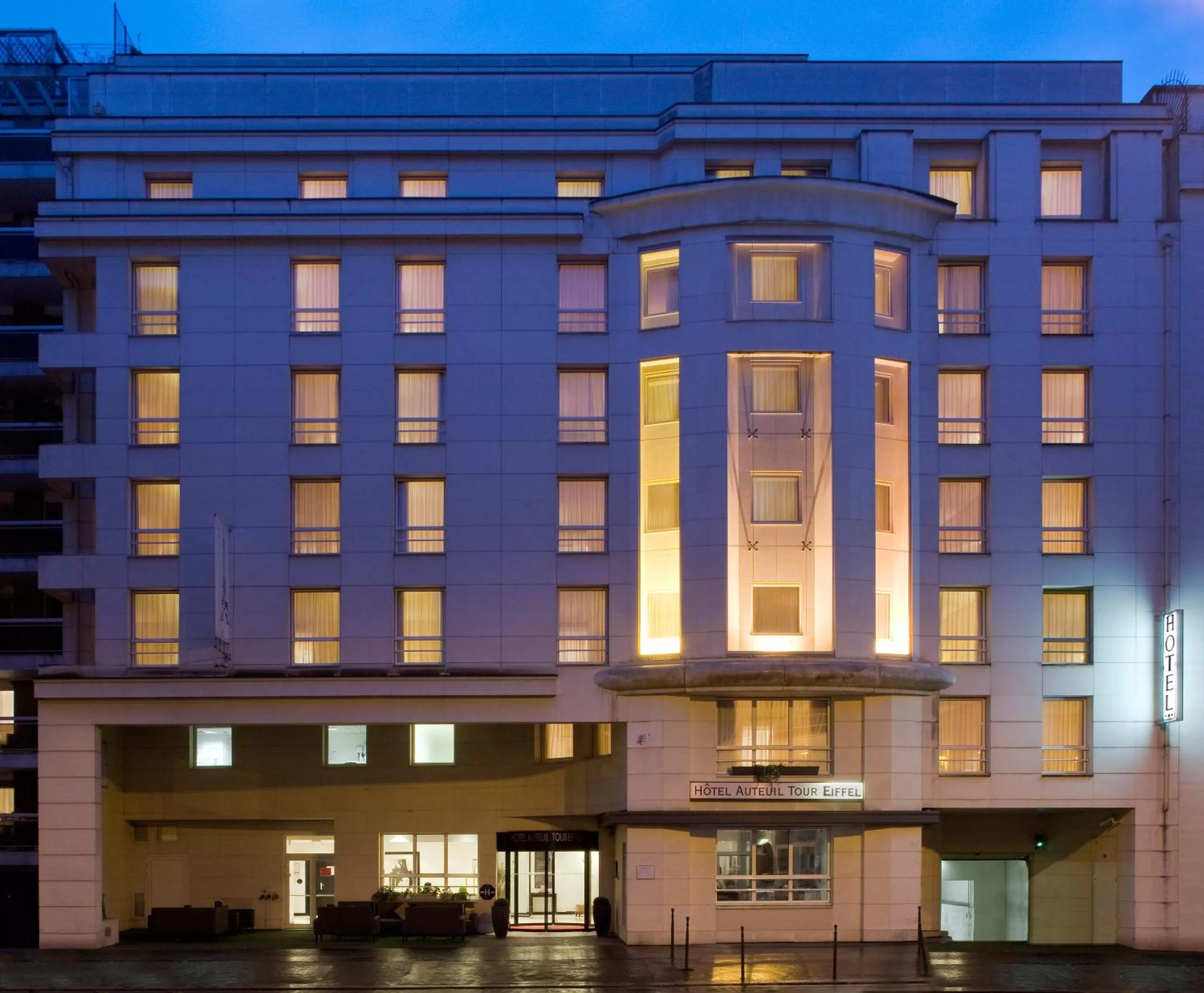 Facade/entrance in Auteuil Tour Eiffel