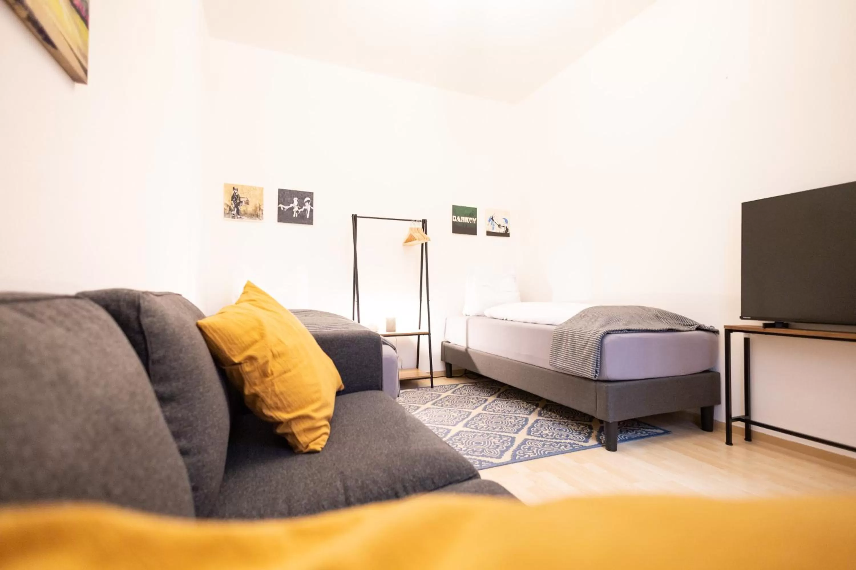 TV and multimedia, Bed in Ko-Living Space an der Oper - Street Art Design Apartments