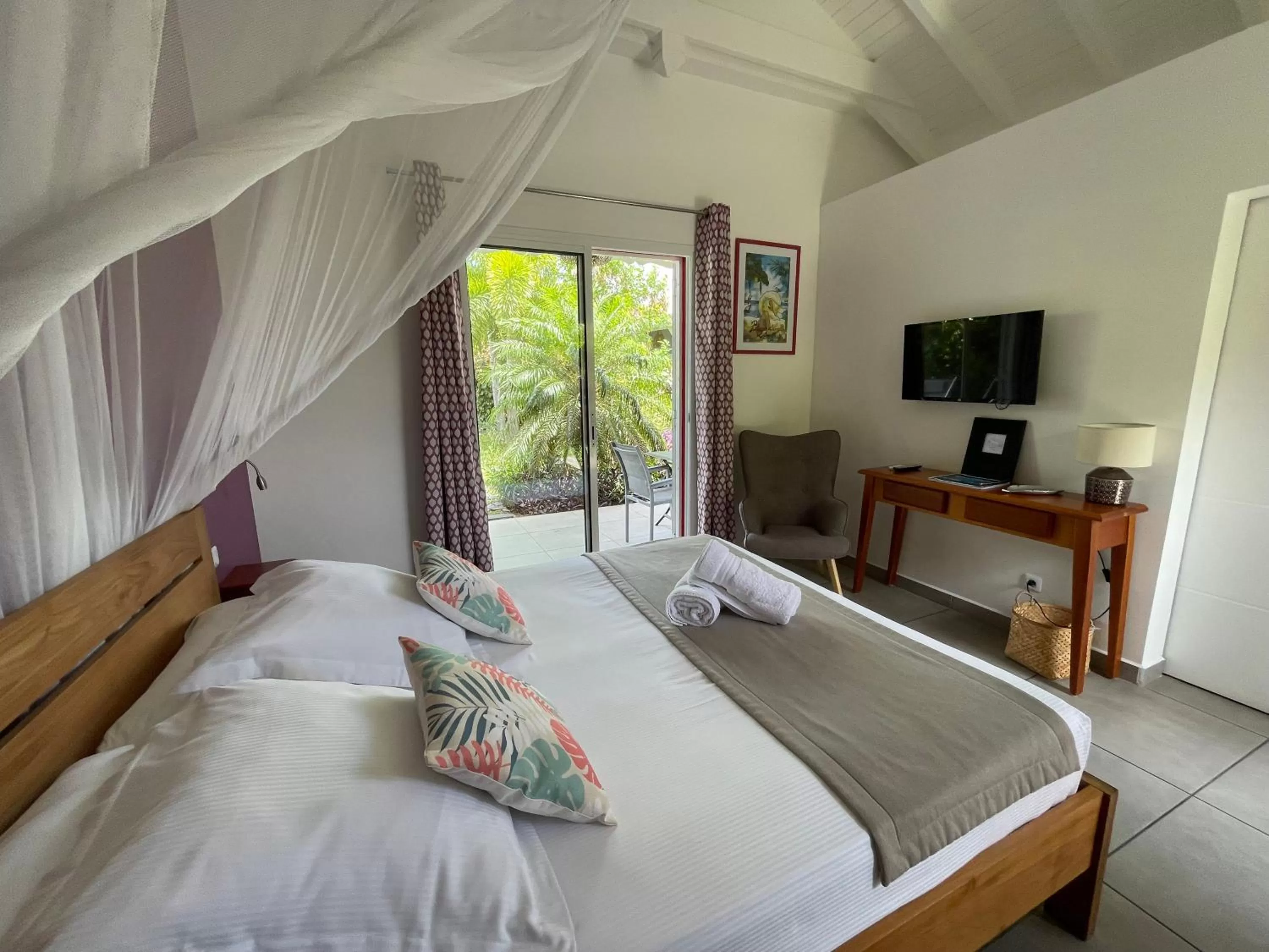Queen Room with Pool View in Hôtel & Villa Le Cocotel