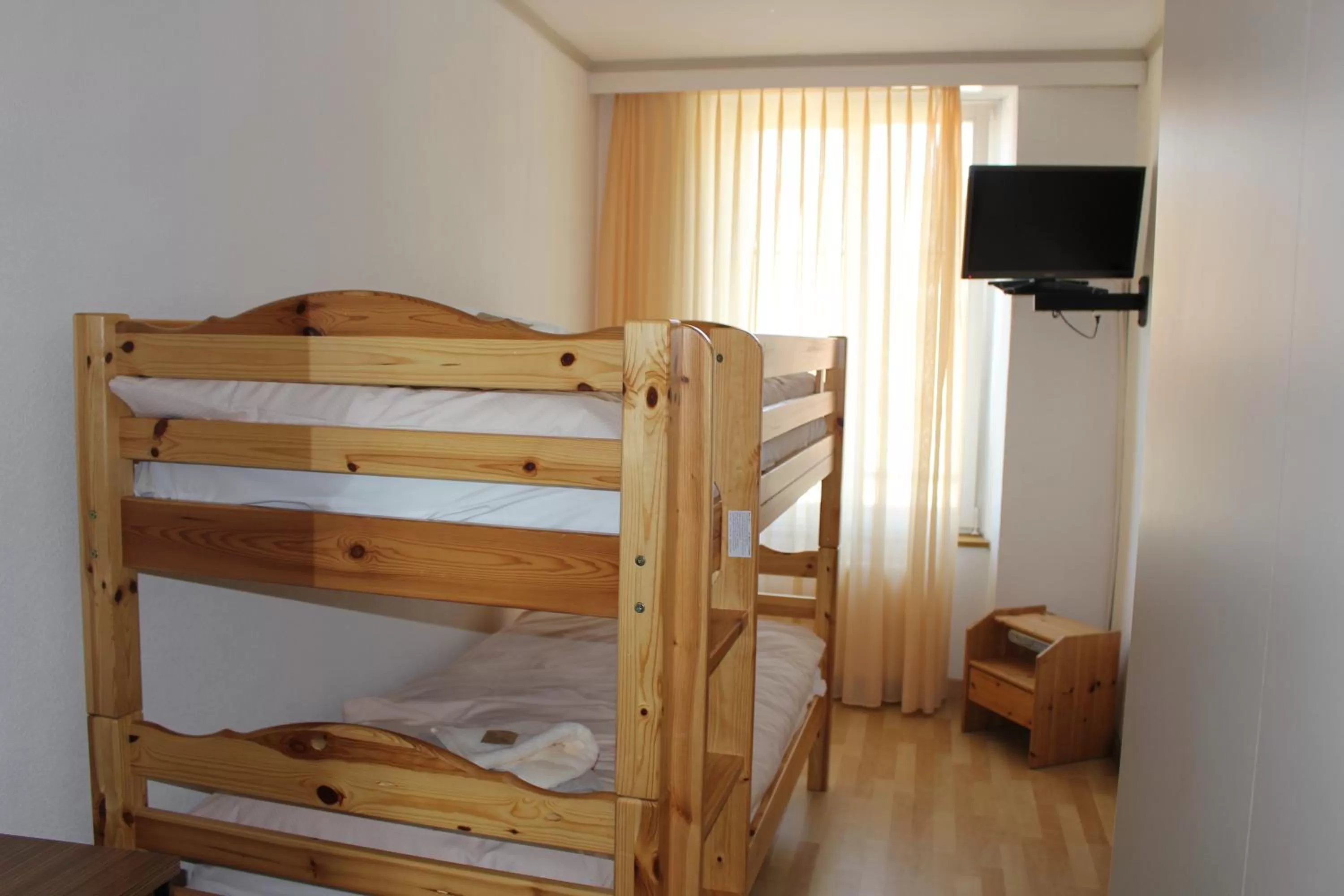 bunk bed, Bed in Hôtel de la Gare