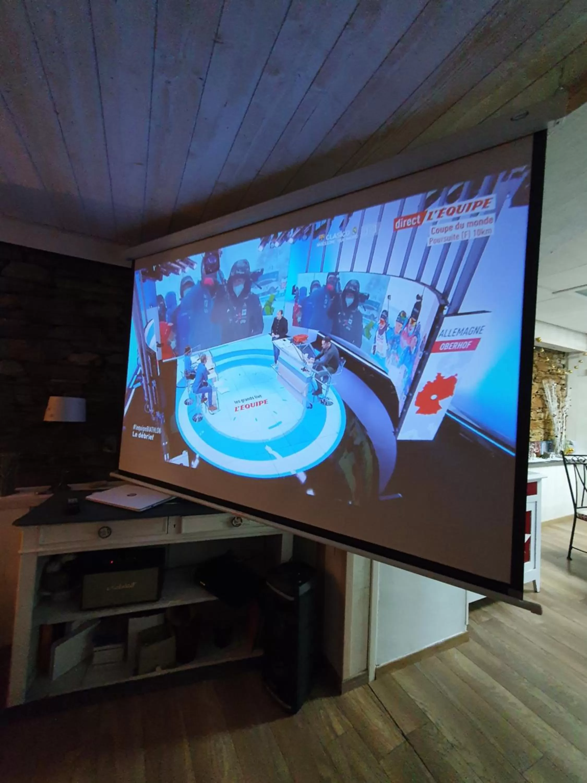 Communal lounge/ TV room in Le Patio de Luchon