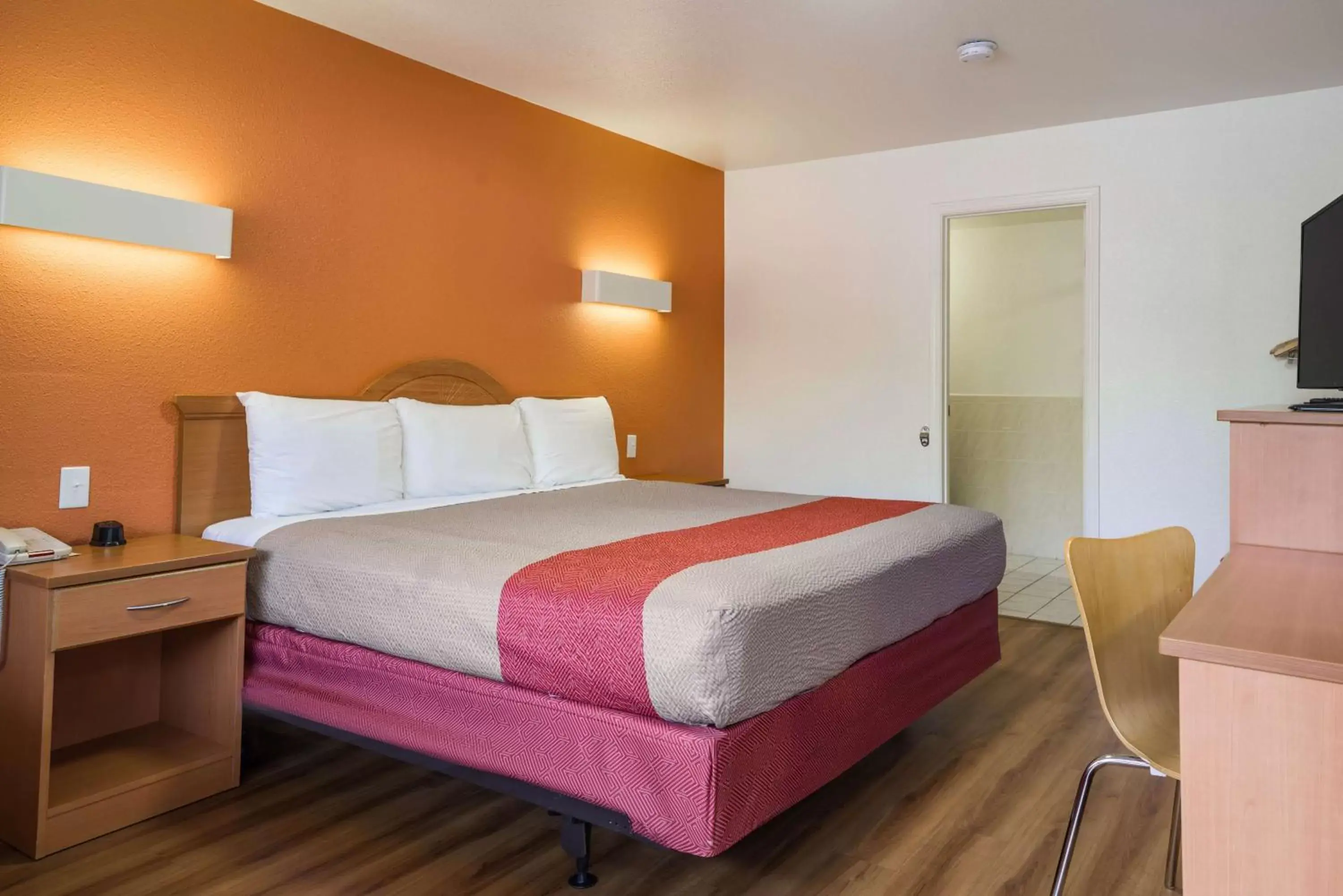 King Room - Non-Smoking in Motel 6-Concord, CA King Room - Non-Smoking in Motel 6-Concord, CA