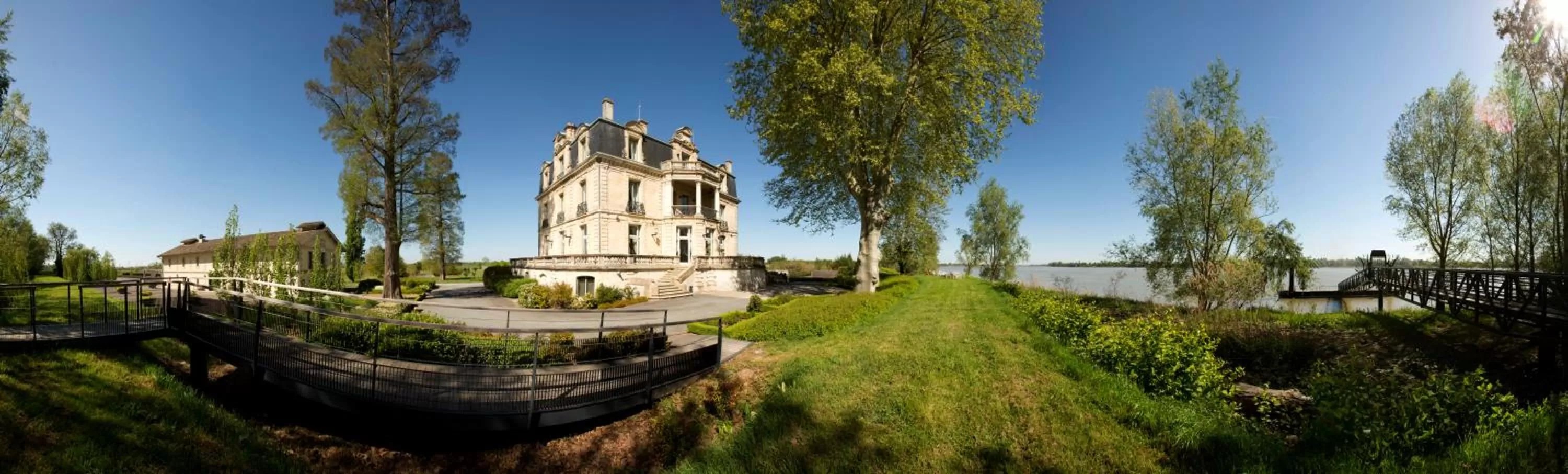 Facade/entrance in Château Grattequina Hôtel