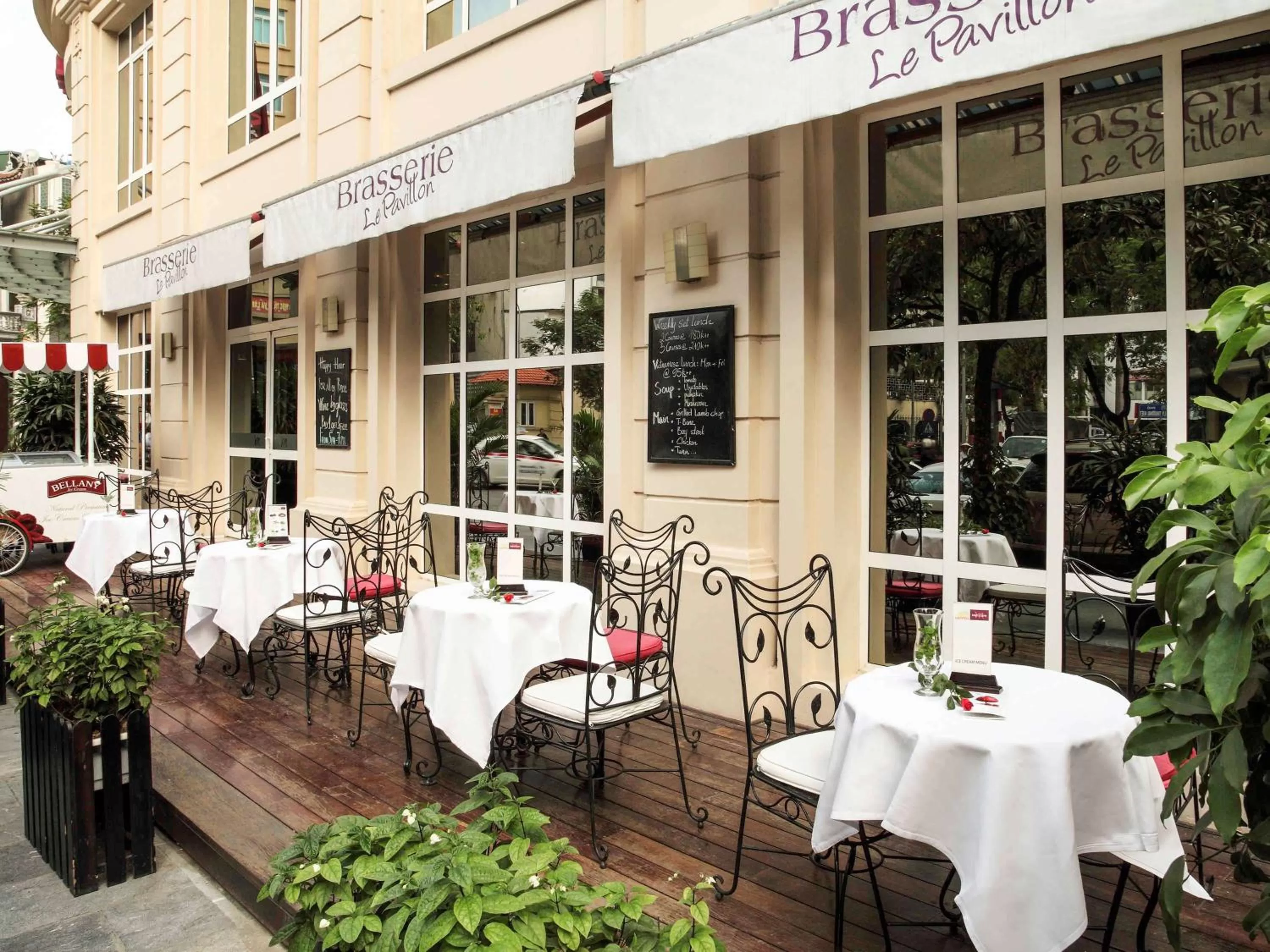 Restaurant/places to eat in Mercure Hanoi La Gare Hotel