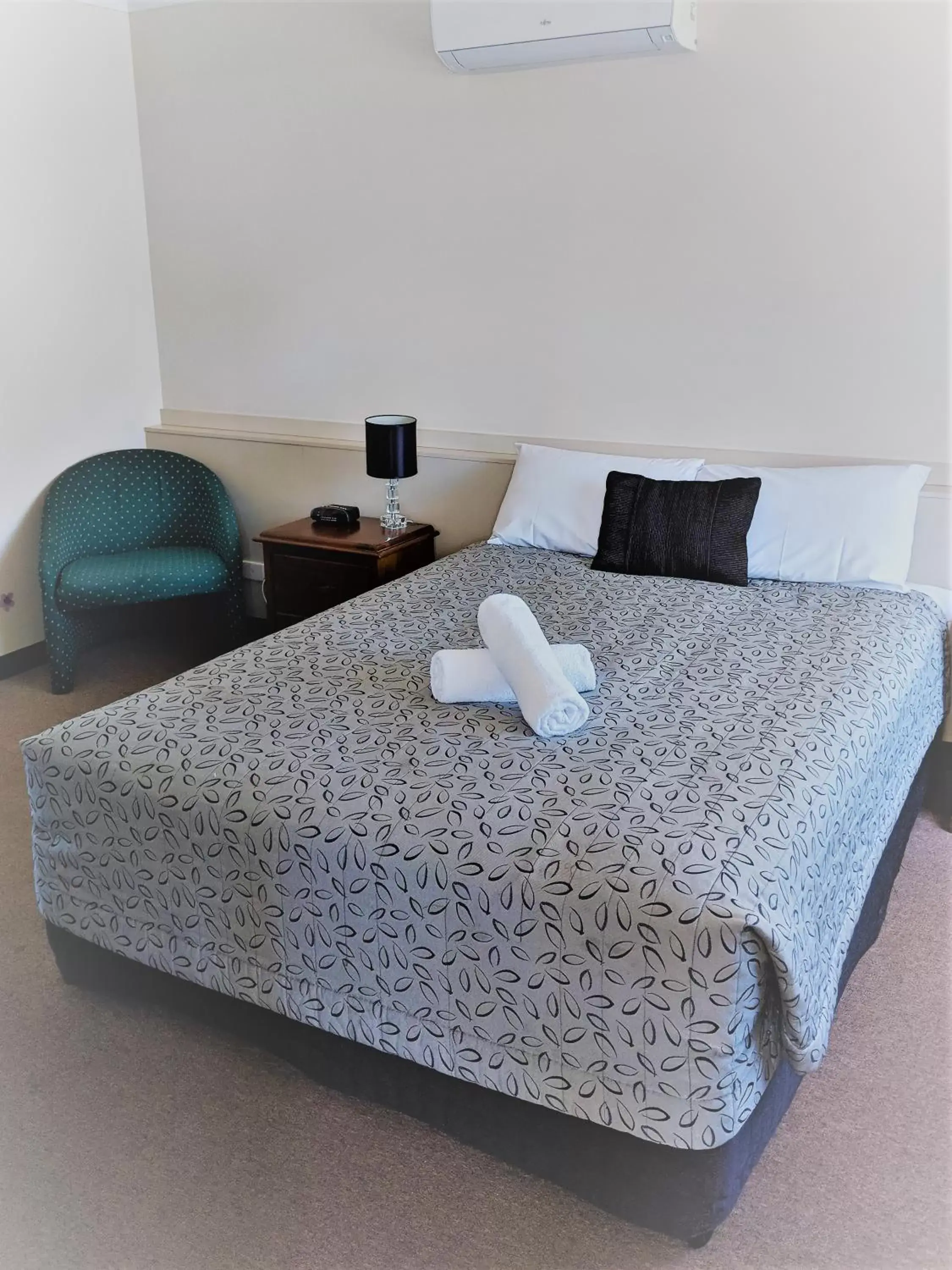 Two-Bedroom Family Suite with Terrace in Miners Lodge Motor Inn Two-Bedroom Family Suite with Terrace in Miners Lodge Motor Inn