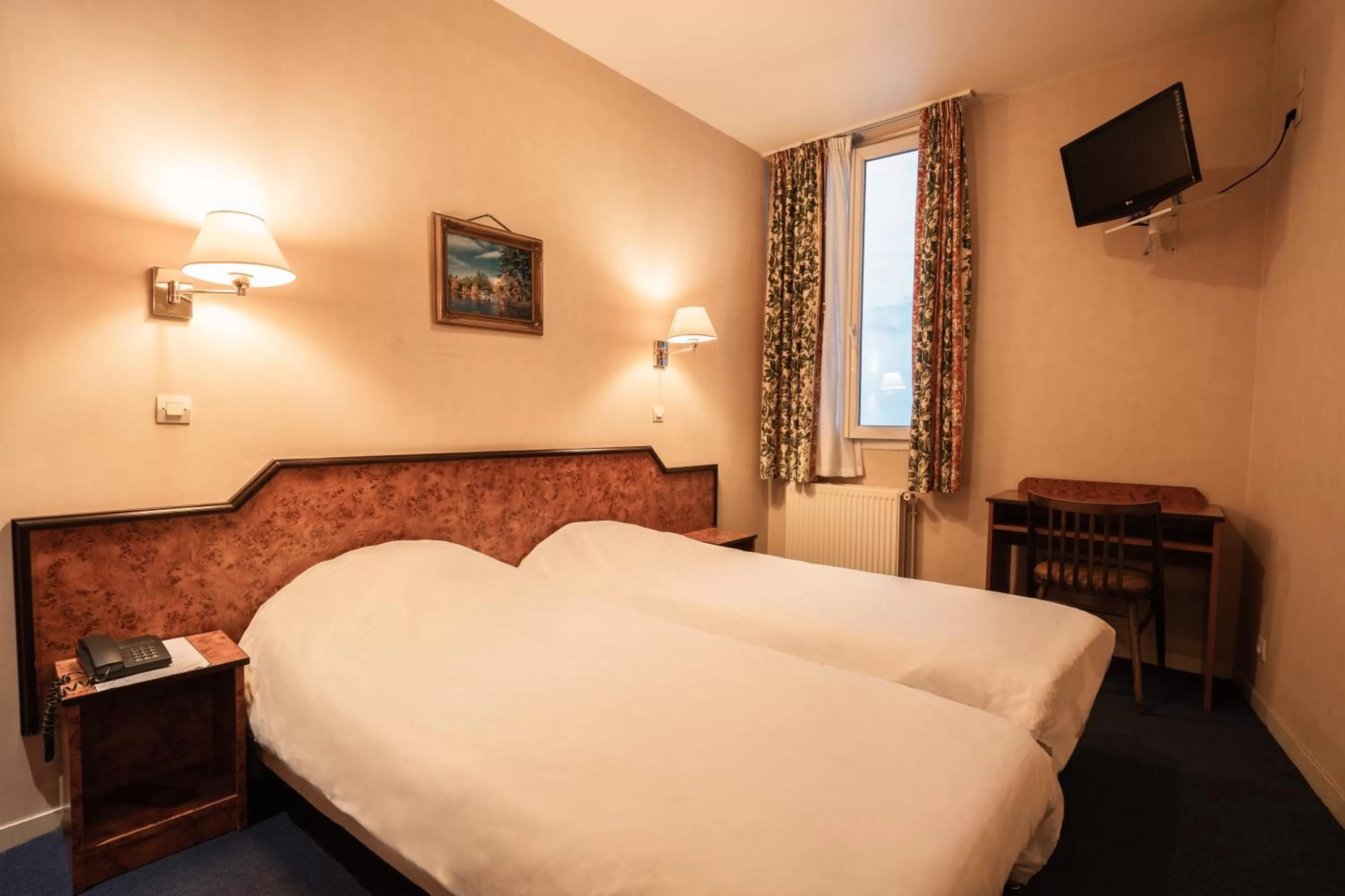 Photo of the whole room, Bed in Hôtel Neptune Place d'Italie