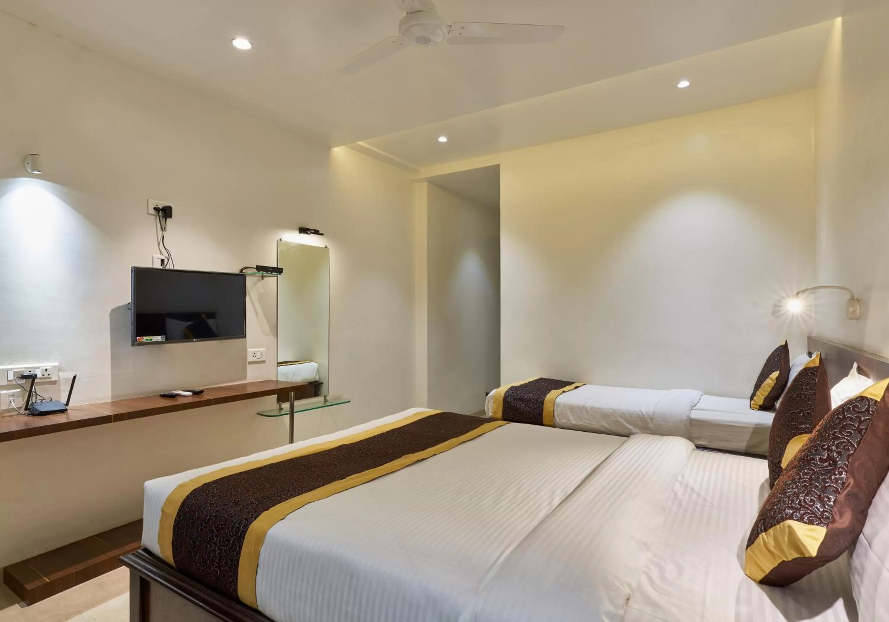 Photo of the whole room, Bed in Hotel Fortune Inn