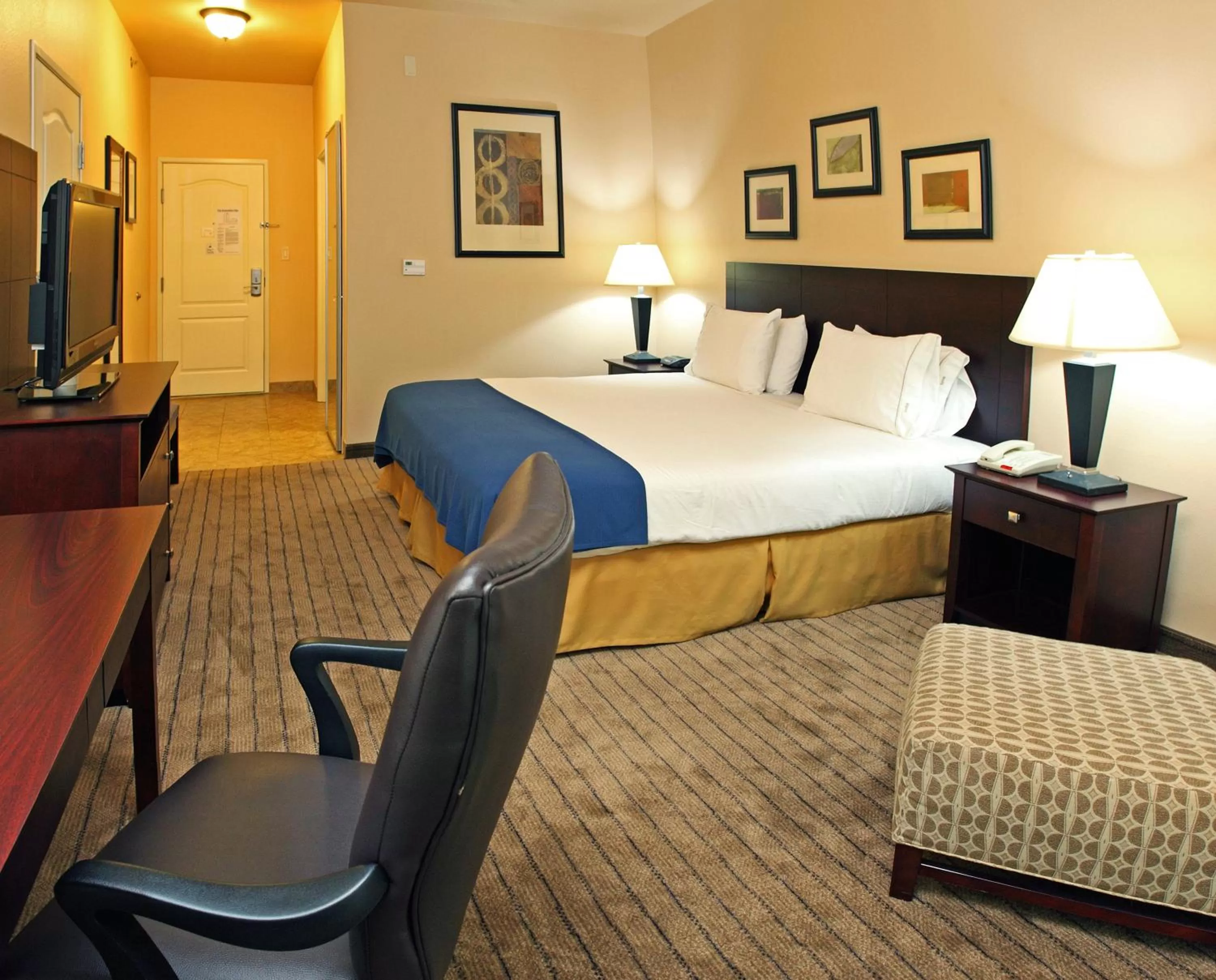 Photo of the whole room, Bed in Holiday Inn Express Hotel & Suites Marshall by IHG