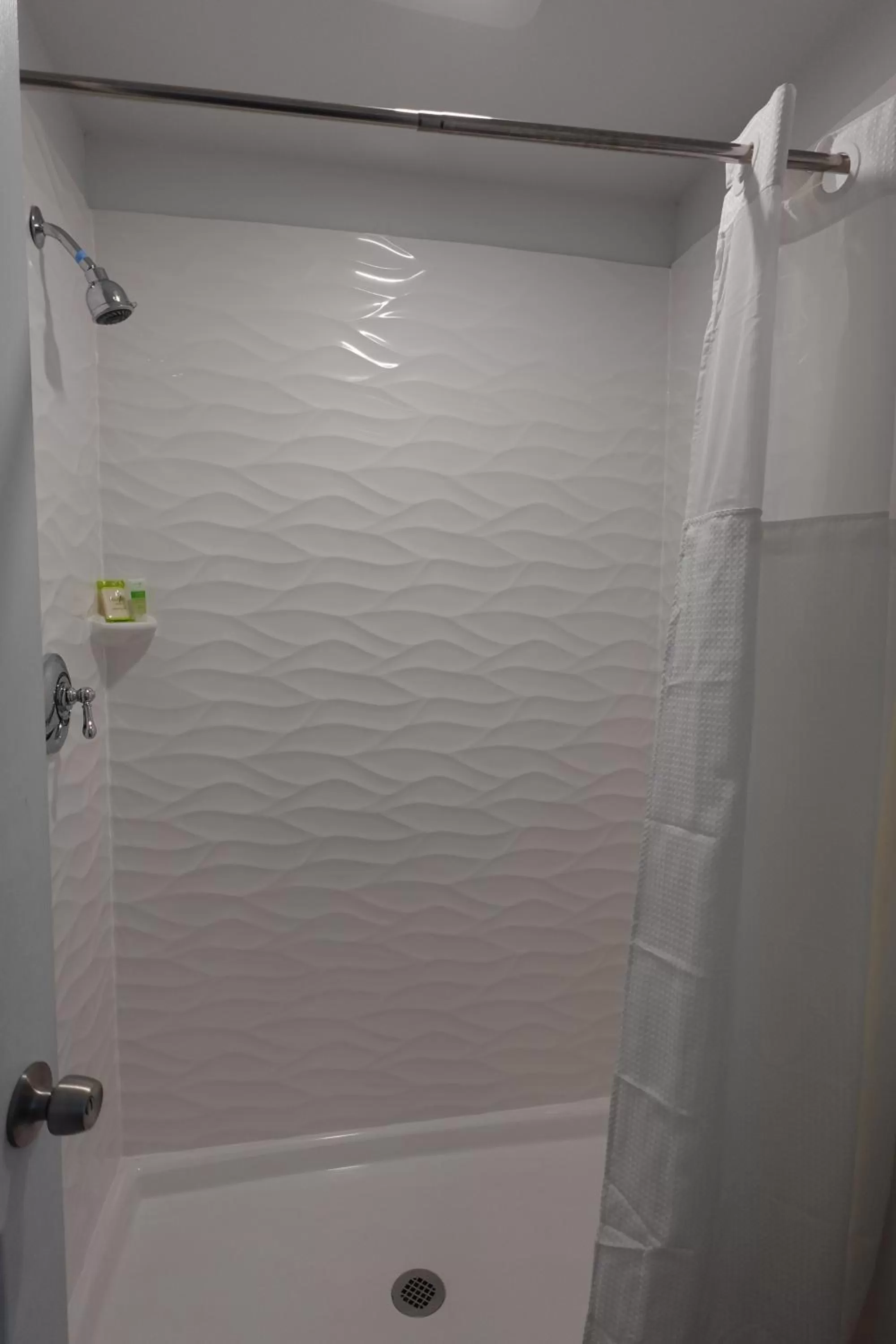 Shower in Blue Beach Motel Providence North Kingstown