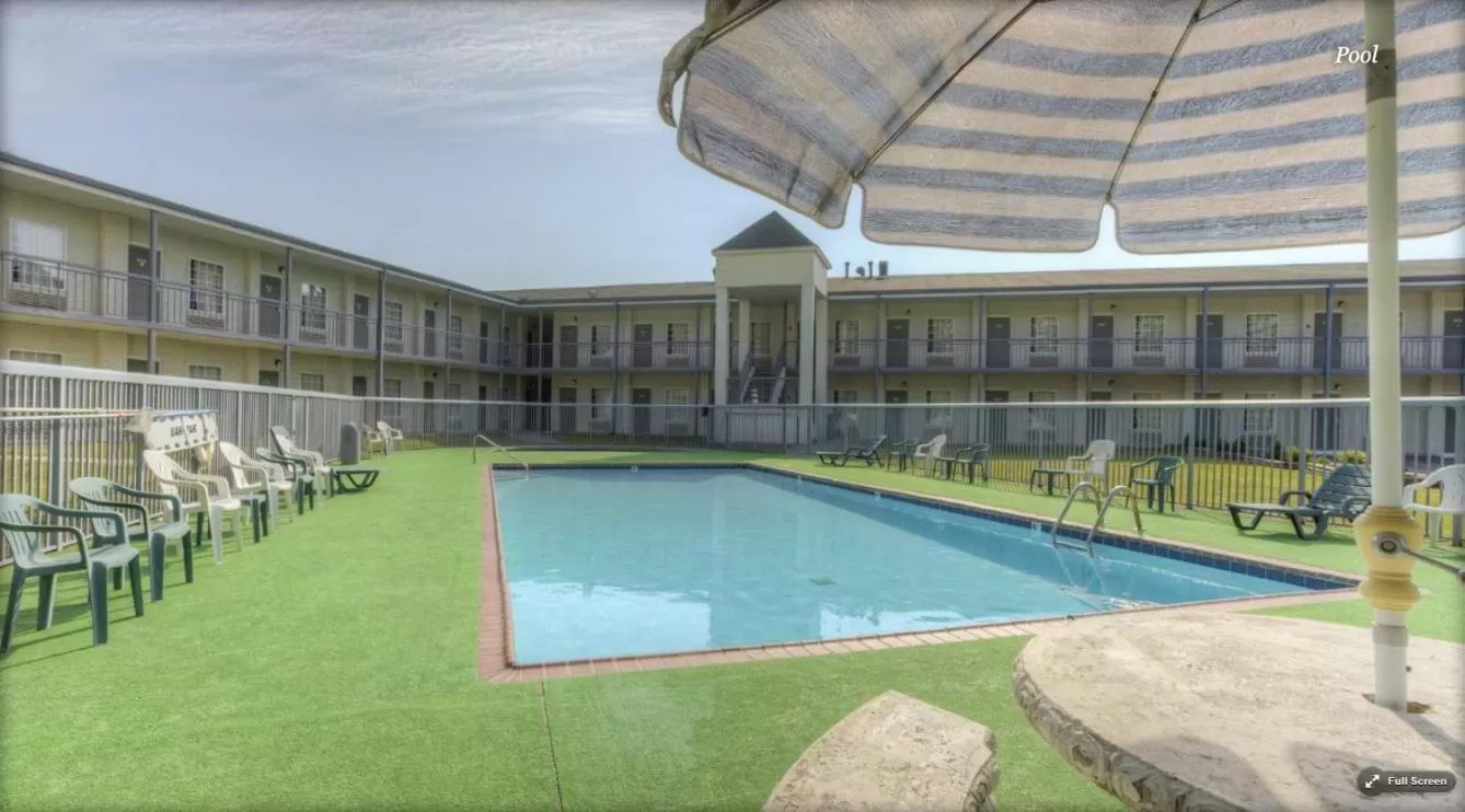 Swimming pool in Econo Lodge