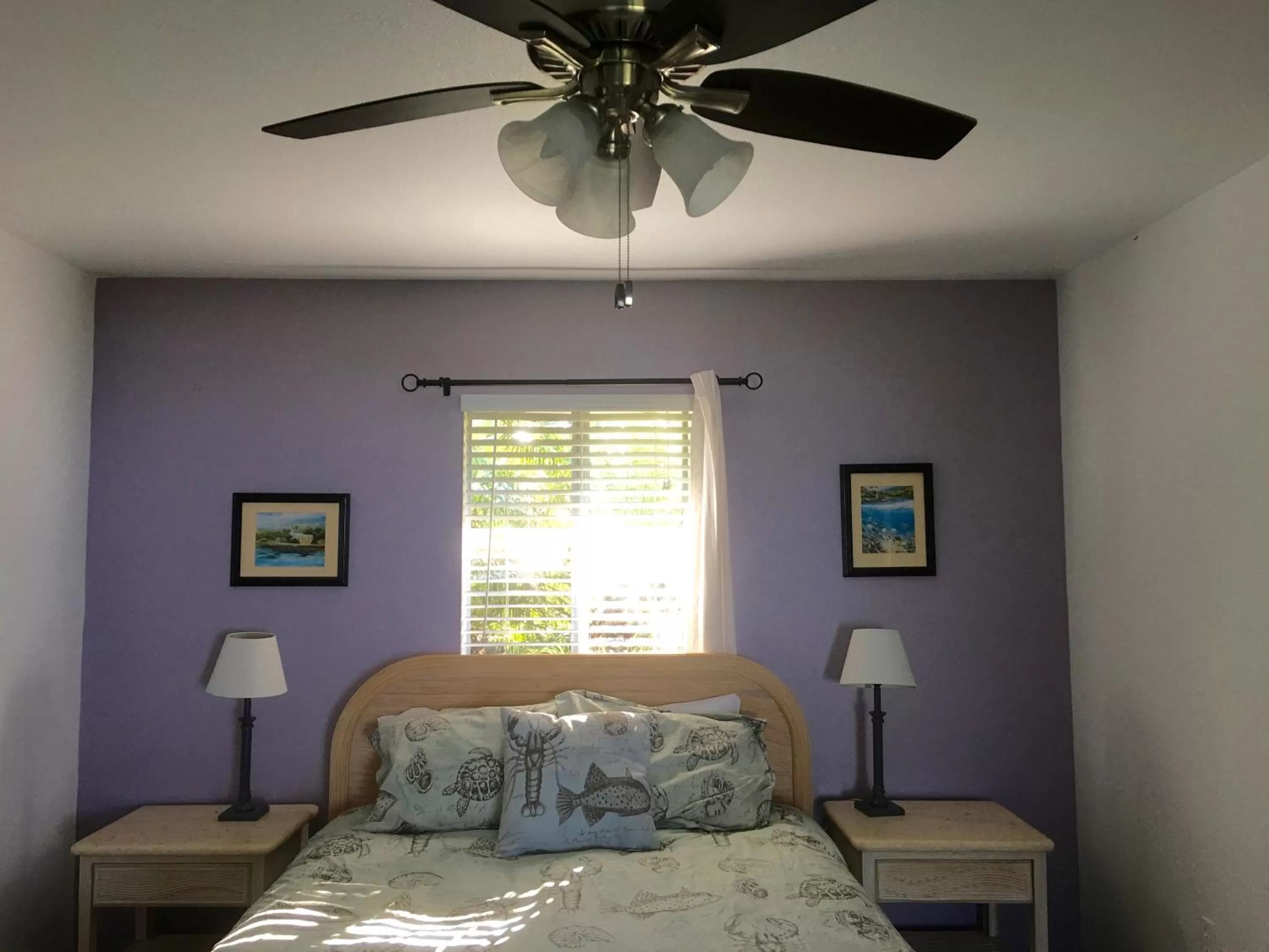 Bed, Seating Area in Kona Bayview Inn
