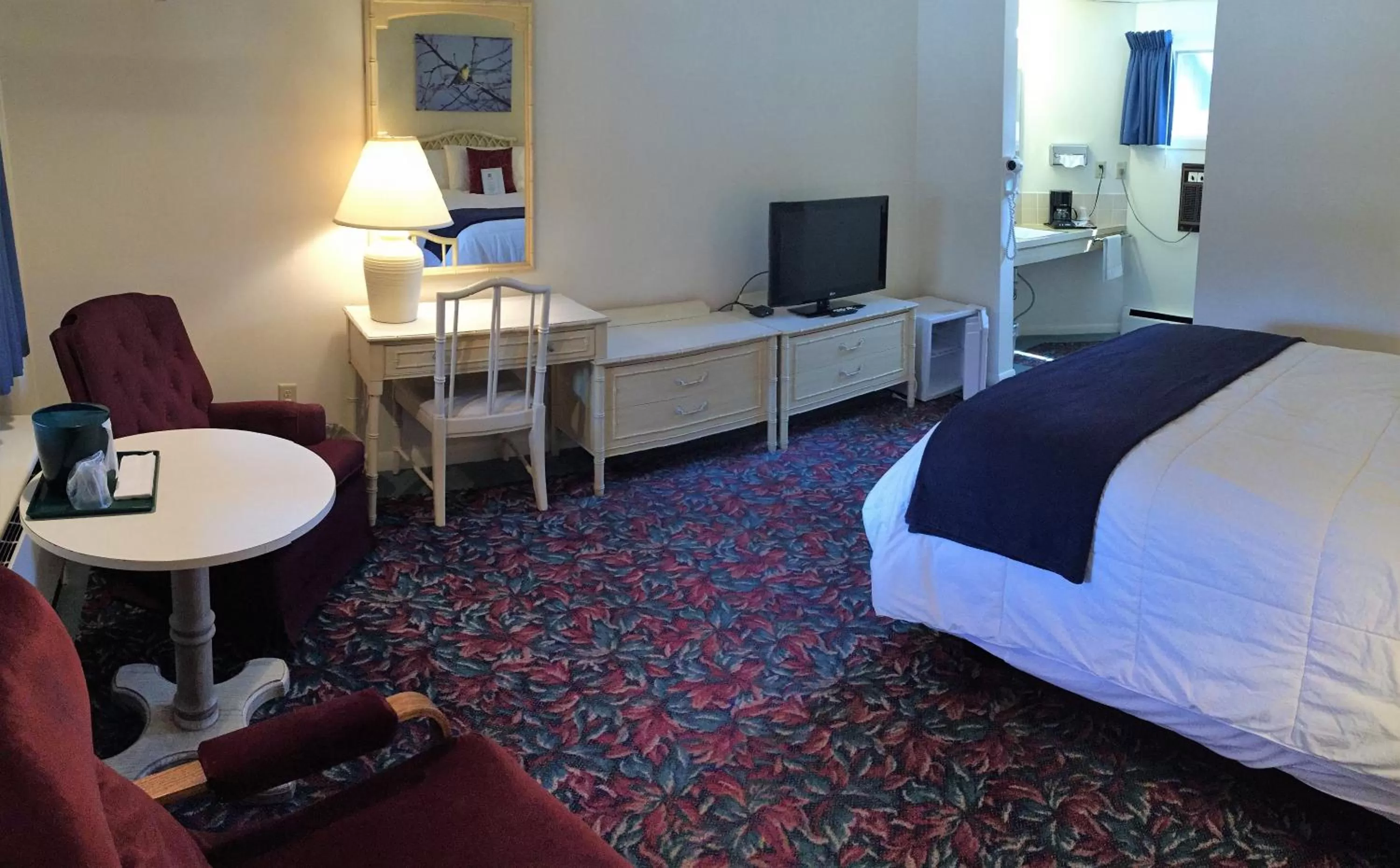 Photo of the whole room, Bed in Cedar Motor Inn