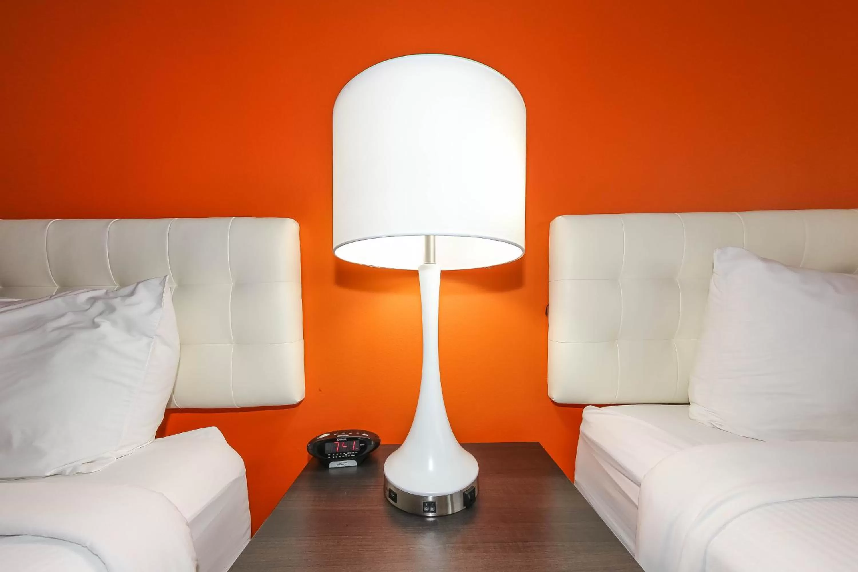 Living room, Bed in Howard Johnson by Wyndham Winnipeg West