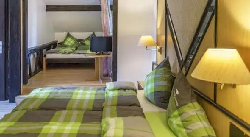 Quadruple Room with Bath in Hotel zur Post Dabringhausen Quadruple Room with Bath in Hotel zur Post Dabringhausen