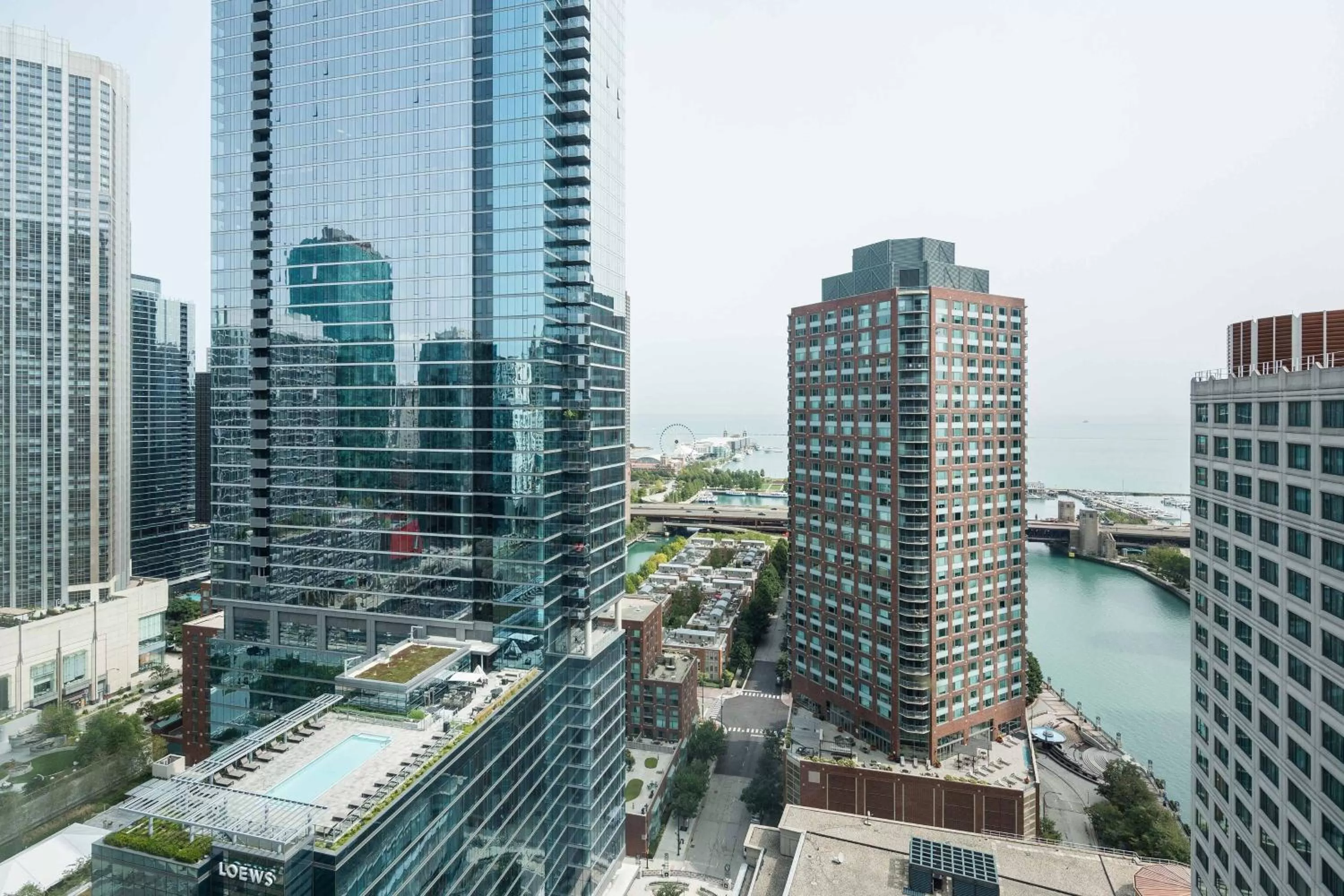 Photo of the whole room in Sheraton Grand Chicago Riverwalk