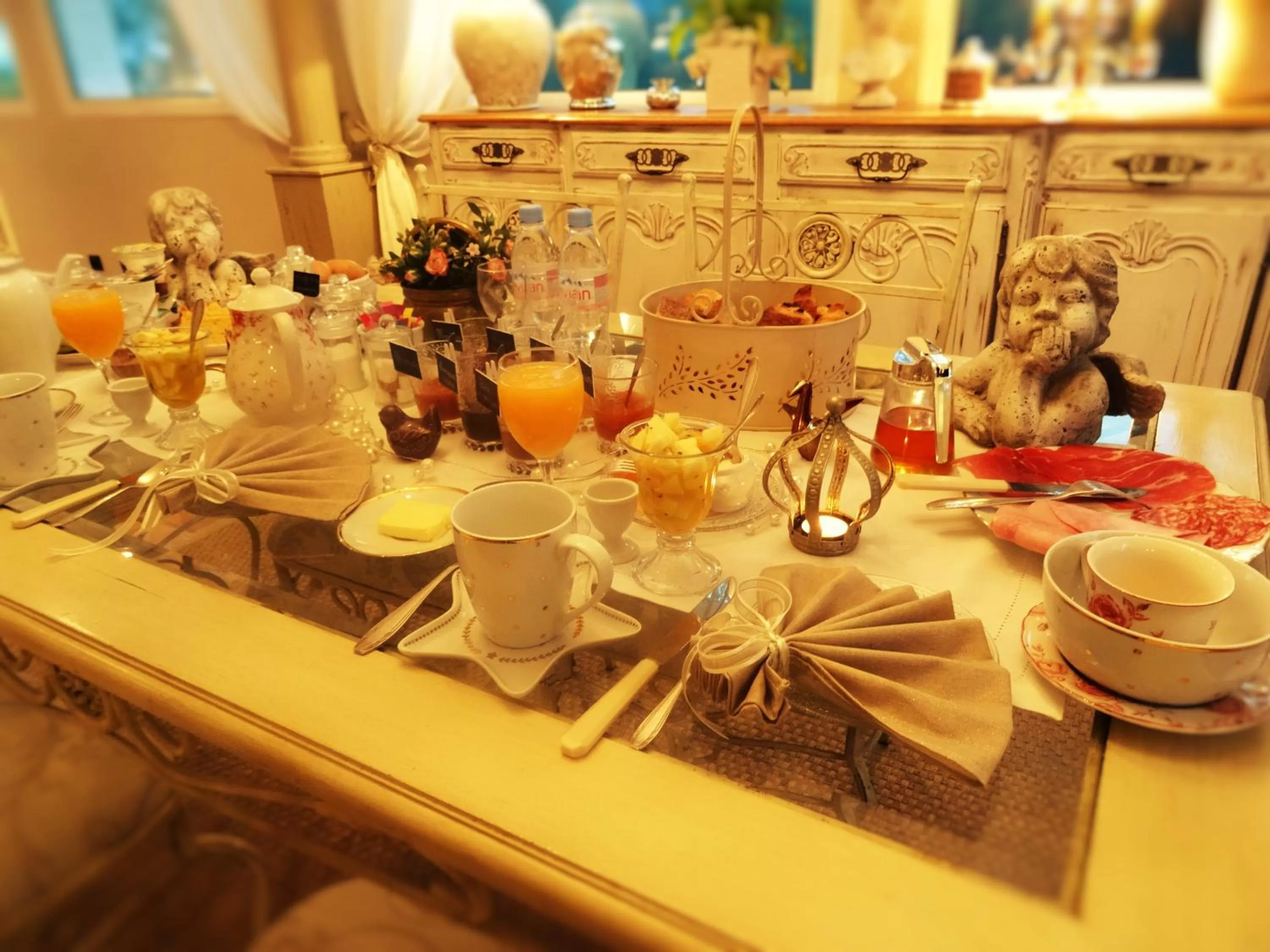 Continental breakfast in Villa La Clef Des Champs