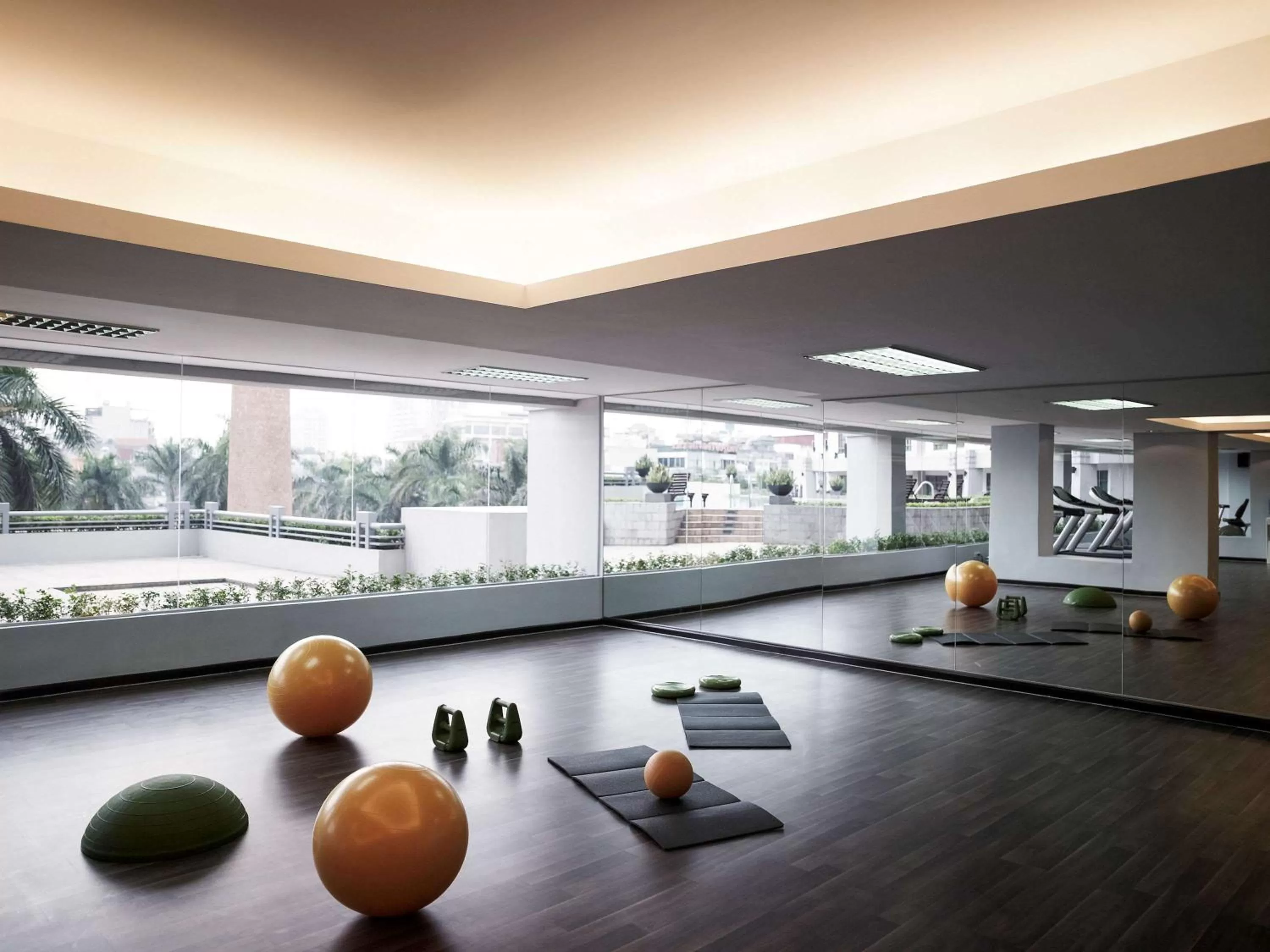 Fitness centre/facilities in Pullman Hanoi