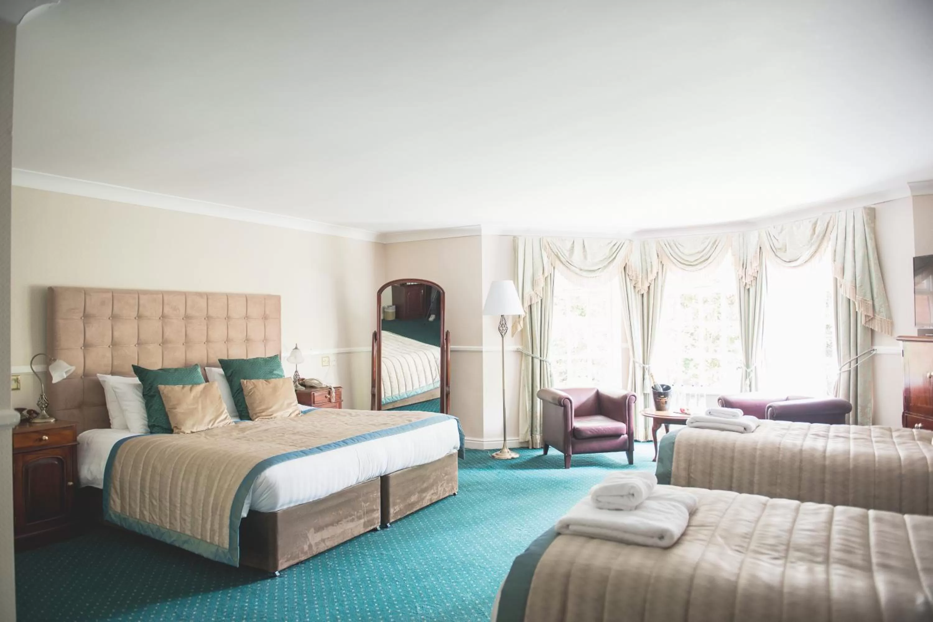 Bedroom, Bed in Mere Court Hotel